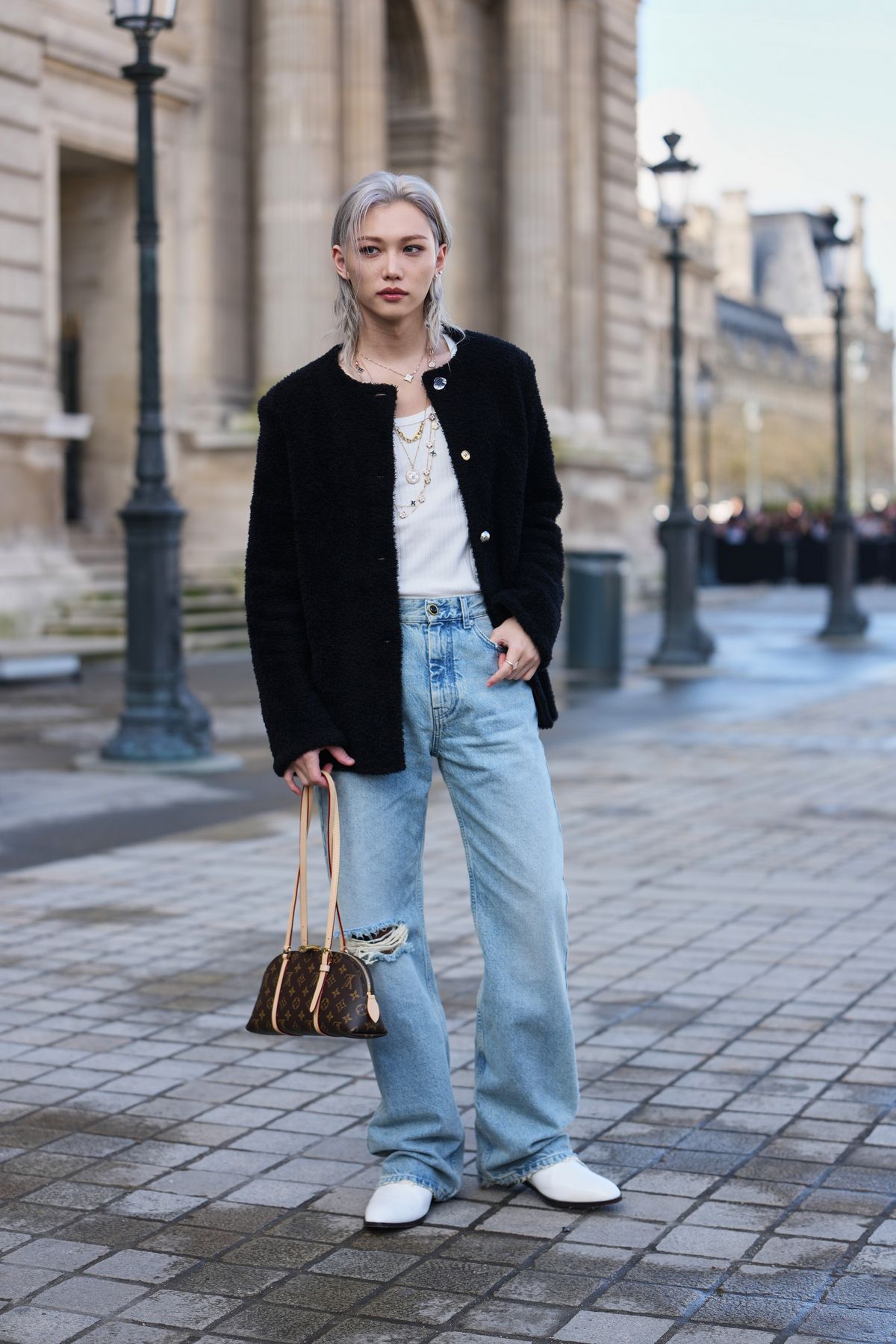 찢청을 다양한 방식으로 입기. 해외 스트릿 컷. 사진 게티 이미지