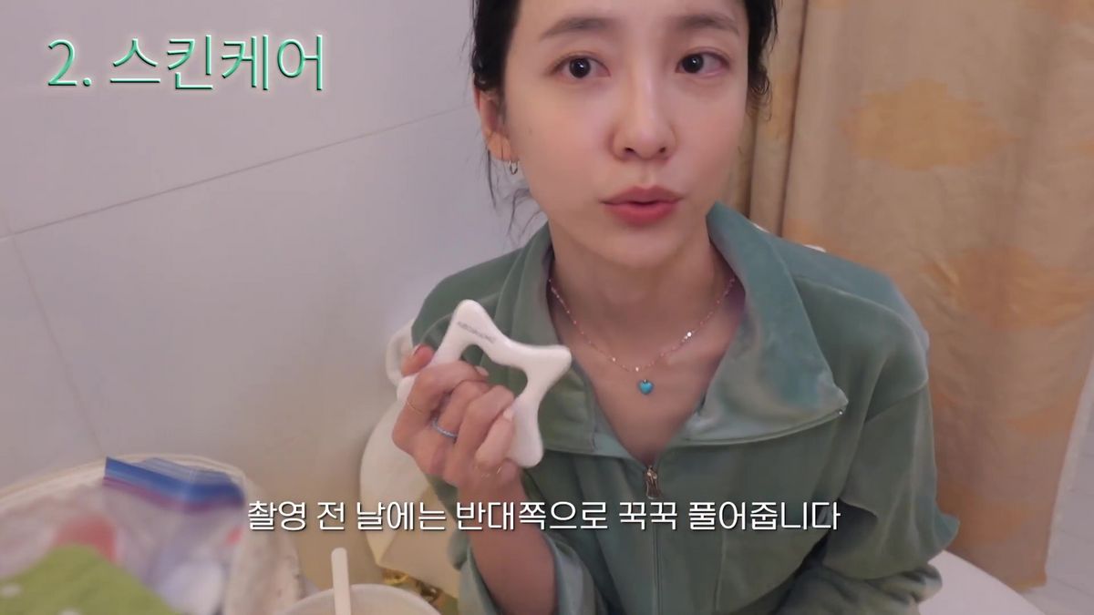 괄사를 사용할 때는 오일이나 크림을 사용해 마찰을 최소화해야 피부에 자극이 덜 간다. 유튜브 <나무엑터스 NAMOOACTORS Official>