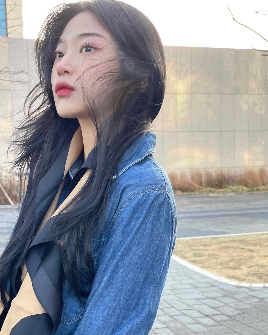 이주영이 청바지를 입는 방법. 사진 인스타그램 @2zzoo0