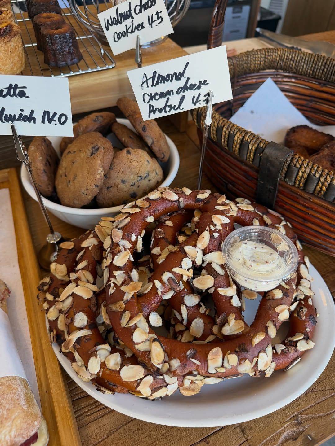 포카치아부터 바게트, 테렌느를 넣은 초코바게트, 소금빵 등 다양한 빵 라인업을 만나볼 수 있는 ‘하우스베이커리서비스’. 인스타그램 @hausbakeryservice