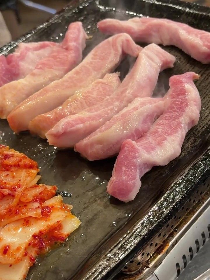 강민경이 픽한 합정역 앞 삼겹살, 항정살 맛집 ‘신김치생삼겹살’. 인스타그램 @iammingki