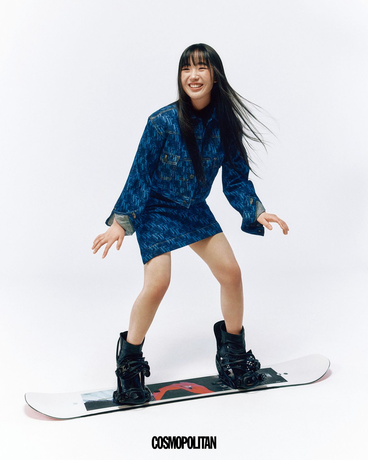 데님 재킷, 스커트 모두 Vivienne Westwood. 앵클 부츠 Loewe.