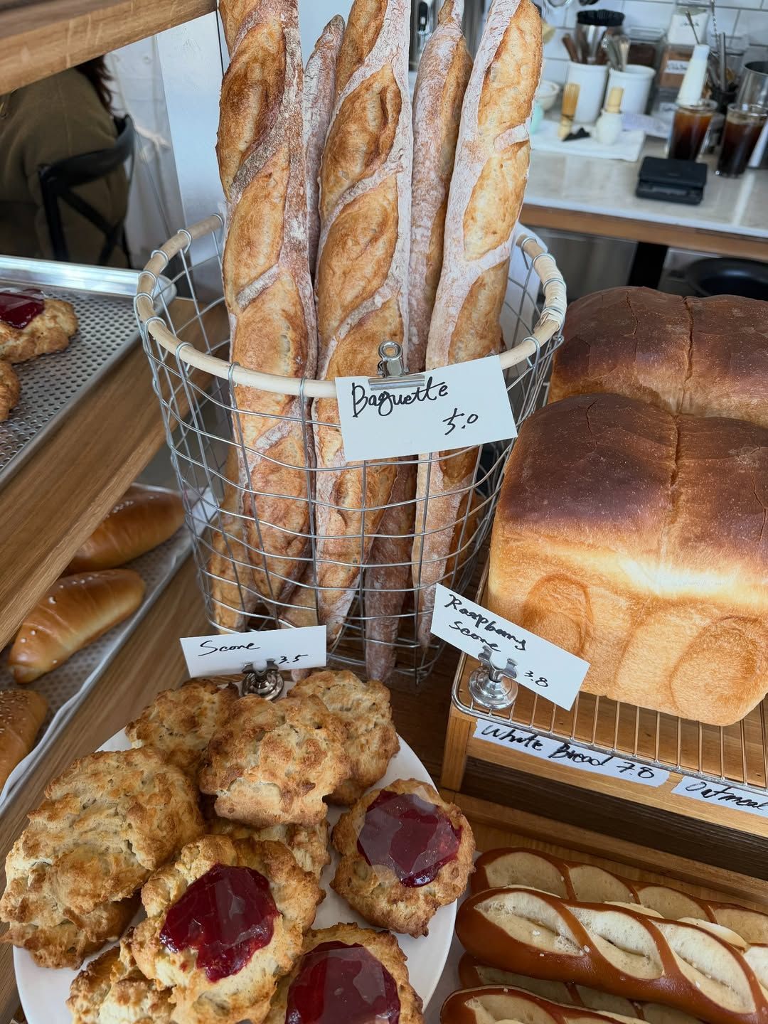 포카치아부터 바게트, 테렌느를 넣은 초코바게트, 소금빵 등 다양한 빵 라인업을 만나볼 수 있는 ‘하우스베이커리서비스’. 인스타그램 @hausbakeryservice