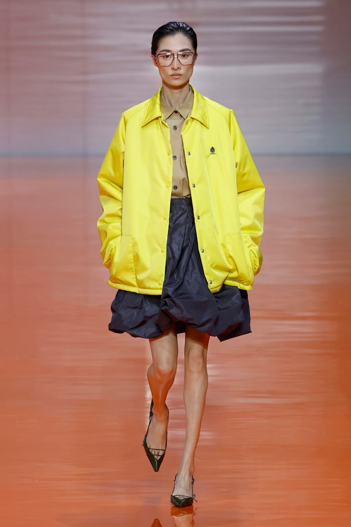 옐로 룩 | 출처 prada.com