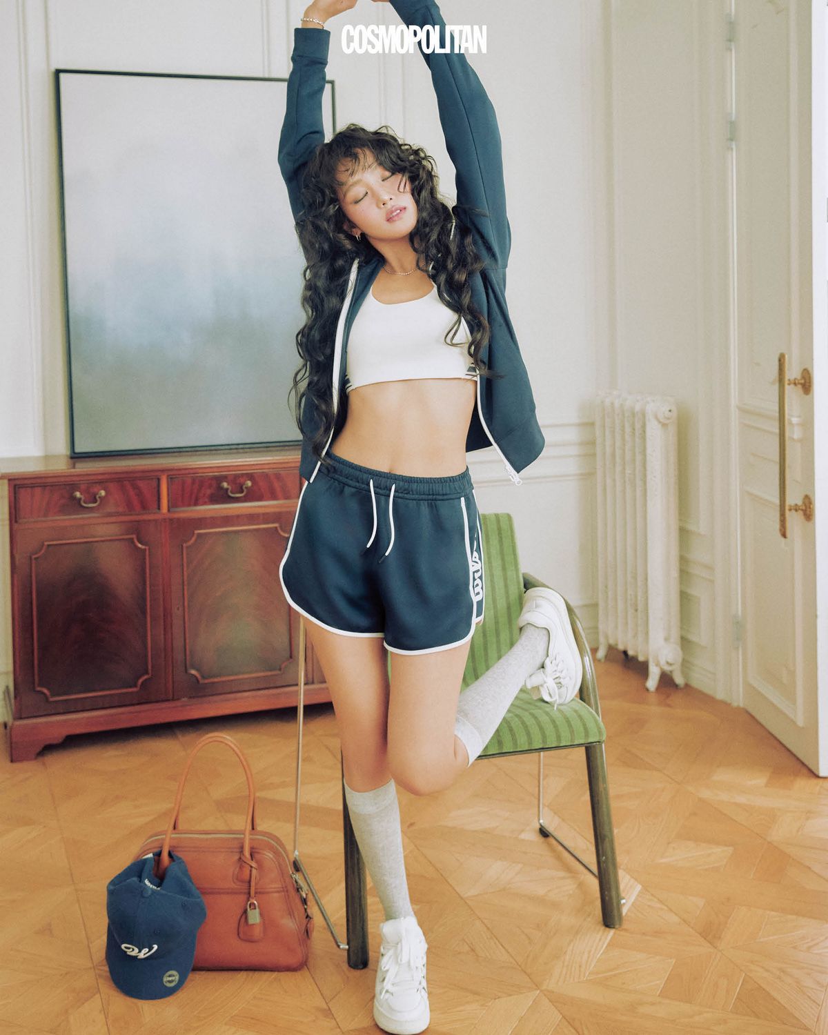 피키 트랙 재킷 13만원, 어드밴티지 레이서 백 브라톱 9만5천원, 피키 쇼츠 8만원, 원더볼캡 5만3천원 모두 Wilson. 목걸이 Verte. 팔찌 Lovember. 톱 핸들 백, 스니커즈 모두 Miu Miu. 양말 OVT-U. 귀고리 스타일리스트 소장품. 