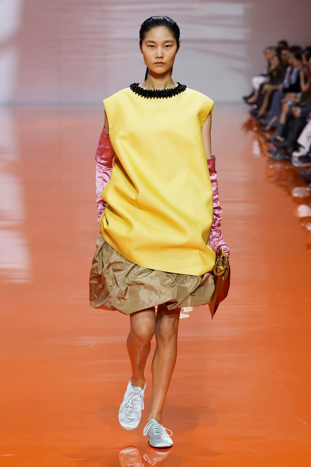 옐로 룩 | 출처 prada.com