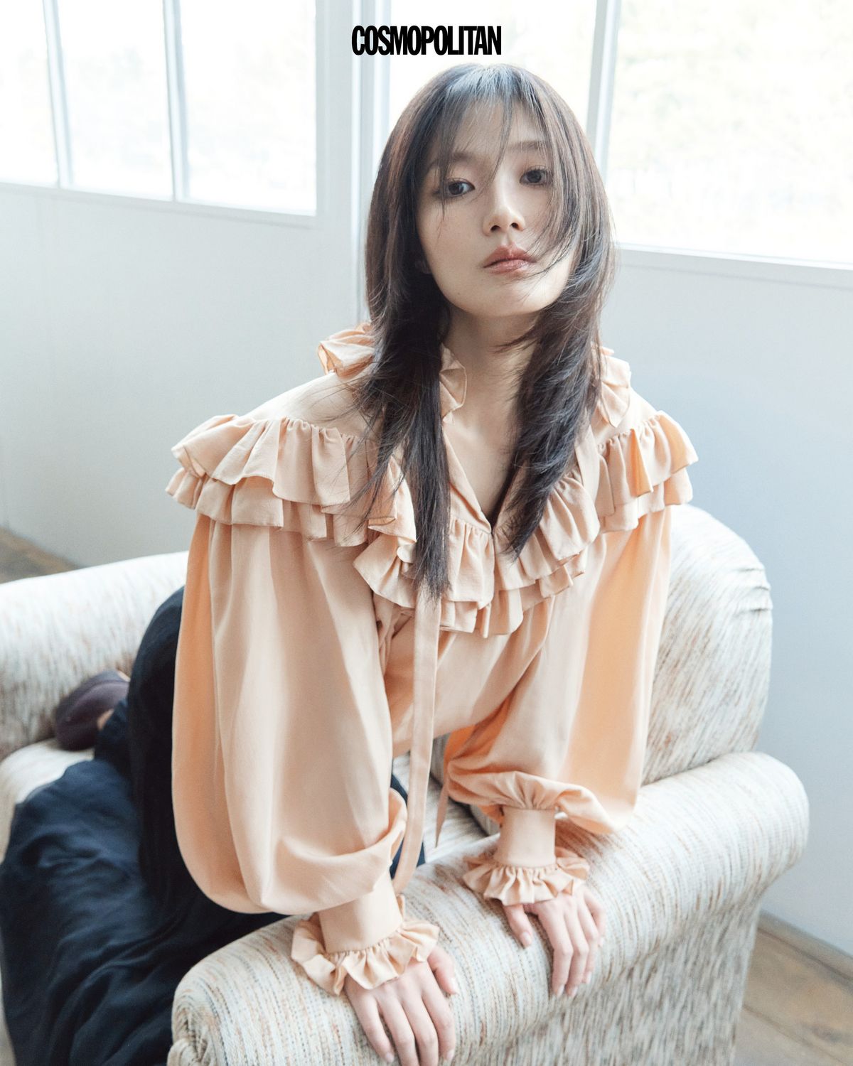 블라우스, 스커트, 슈즈 모두 Chloé.