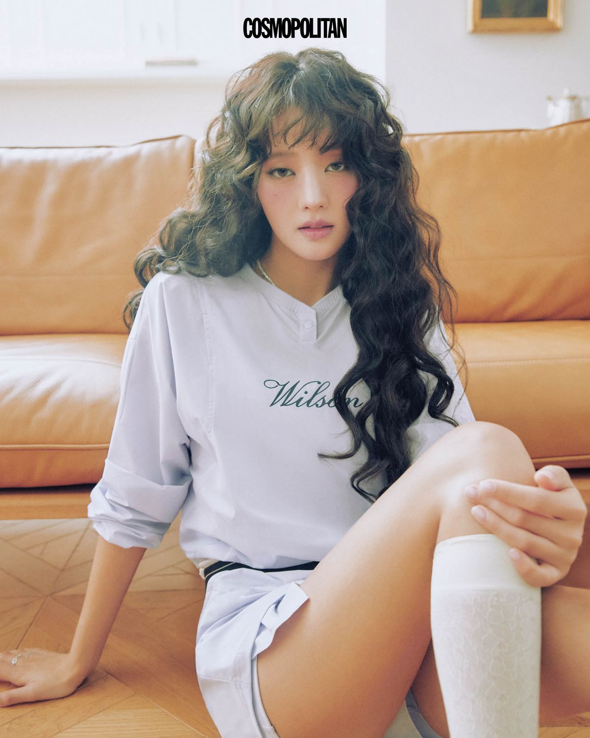 프리마 트위스트 피스테 톱 18만원, 아이코닉3″ 쇼츠 12만원 모두 Wilson. 목걸이, 양말 모두 OVT-U. 반지 스타일리스트 소장품. 