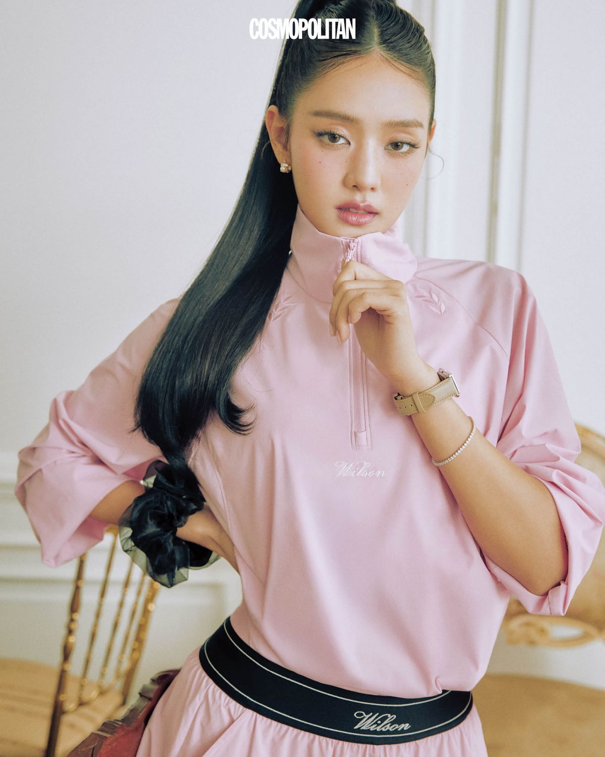 프리마 셔링 아노락 19만원, 아이코닉 스커트 13만원 모두 Wilson. 귀고리 Attica Raw. 팔찌 Haesoo.L. 스크런치 OVT-U. 시계 스타일리스트 소장품. 