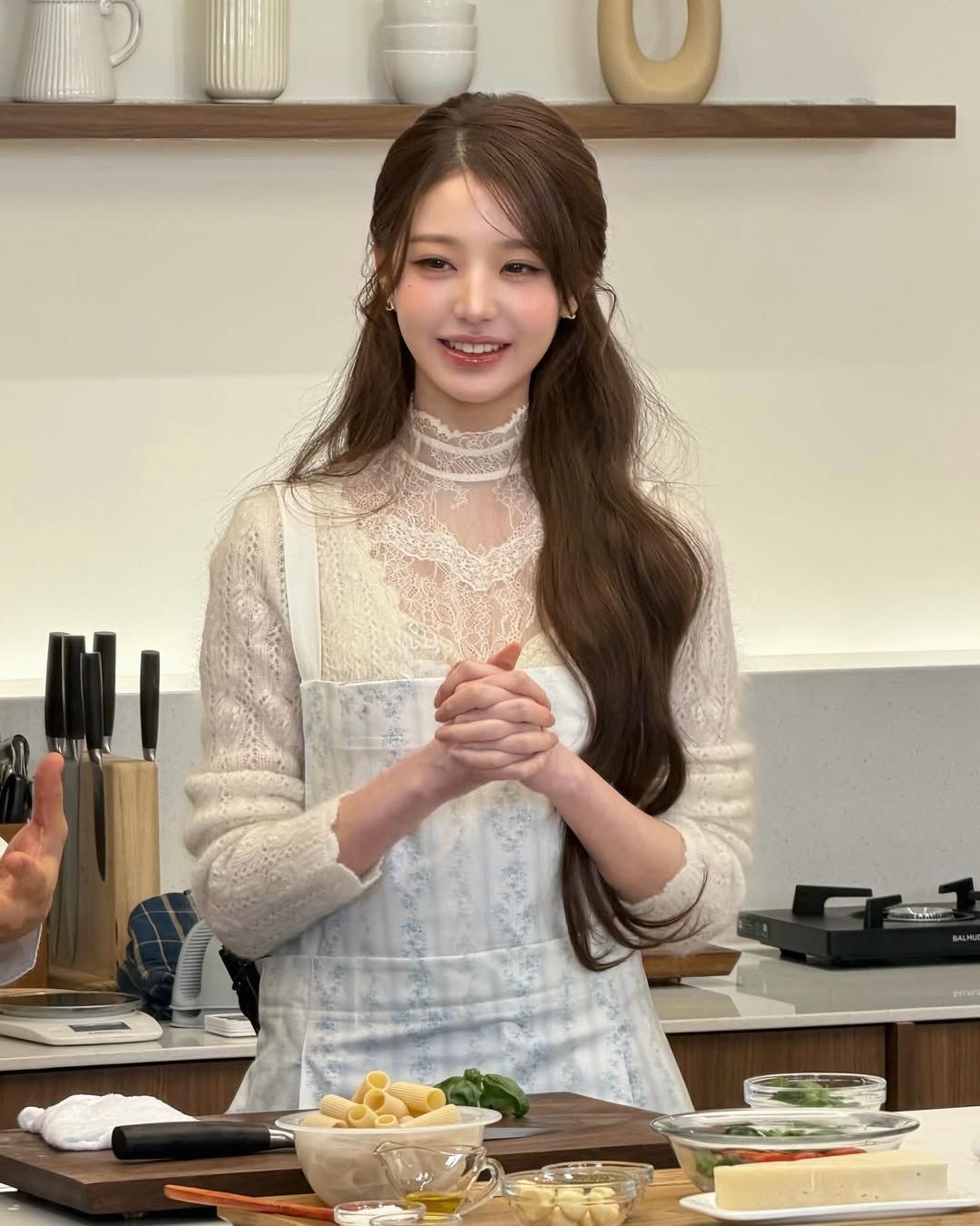 장원영의 안성재 유튜브 반묶음 스타일. 인스타그램 @for_everyoung10