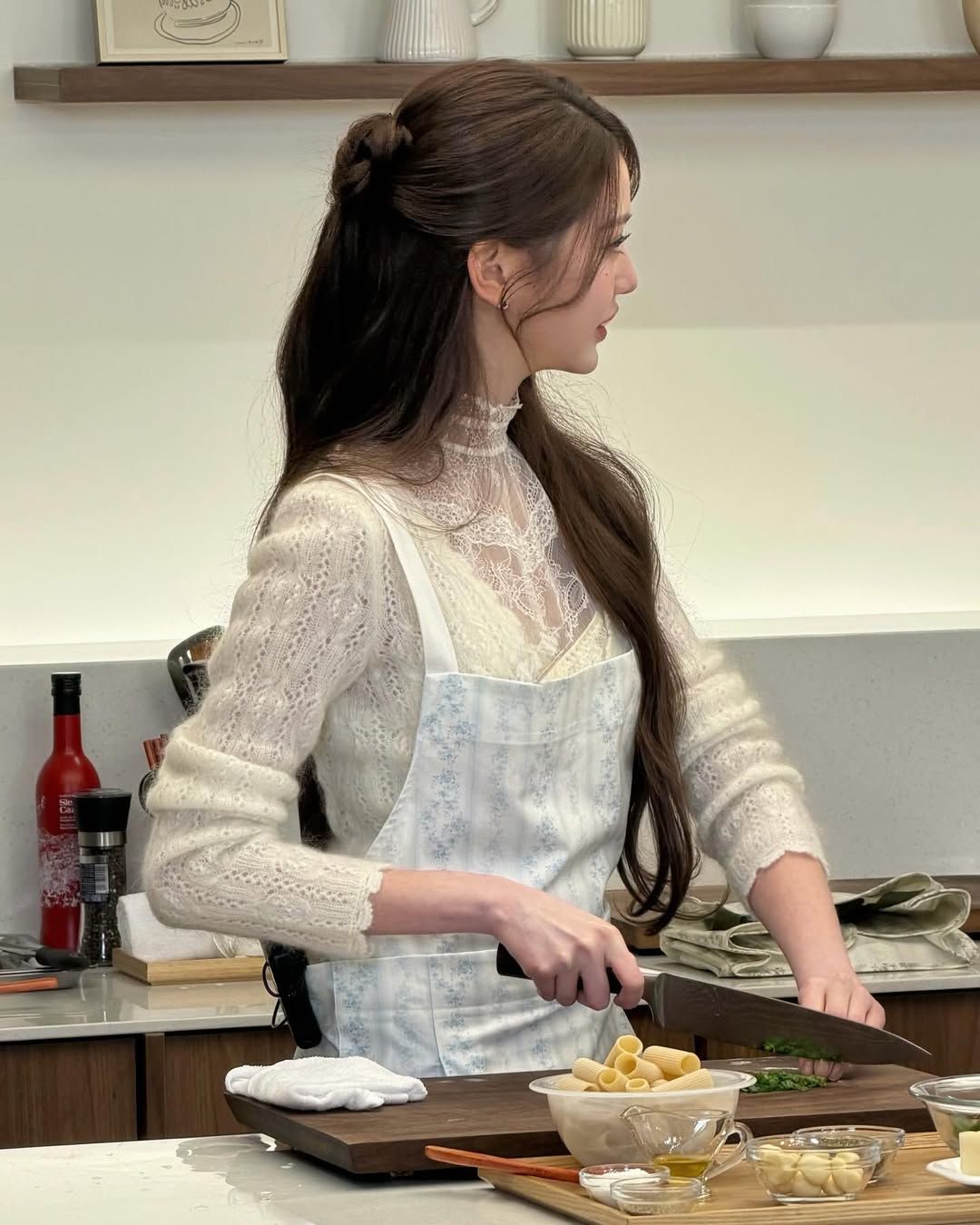 장원영의 안성재 유튜브 반묶음 스타일. 인스타그램 @for_everyoung10