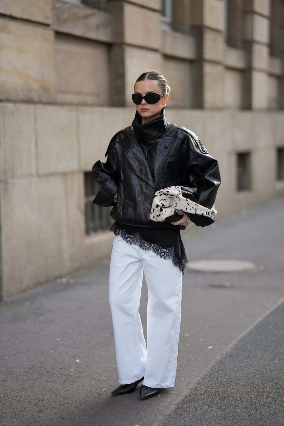 가죽 자켓과 청바지 스타일링 | Moritz Scholz//Getty Images