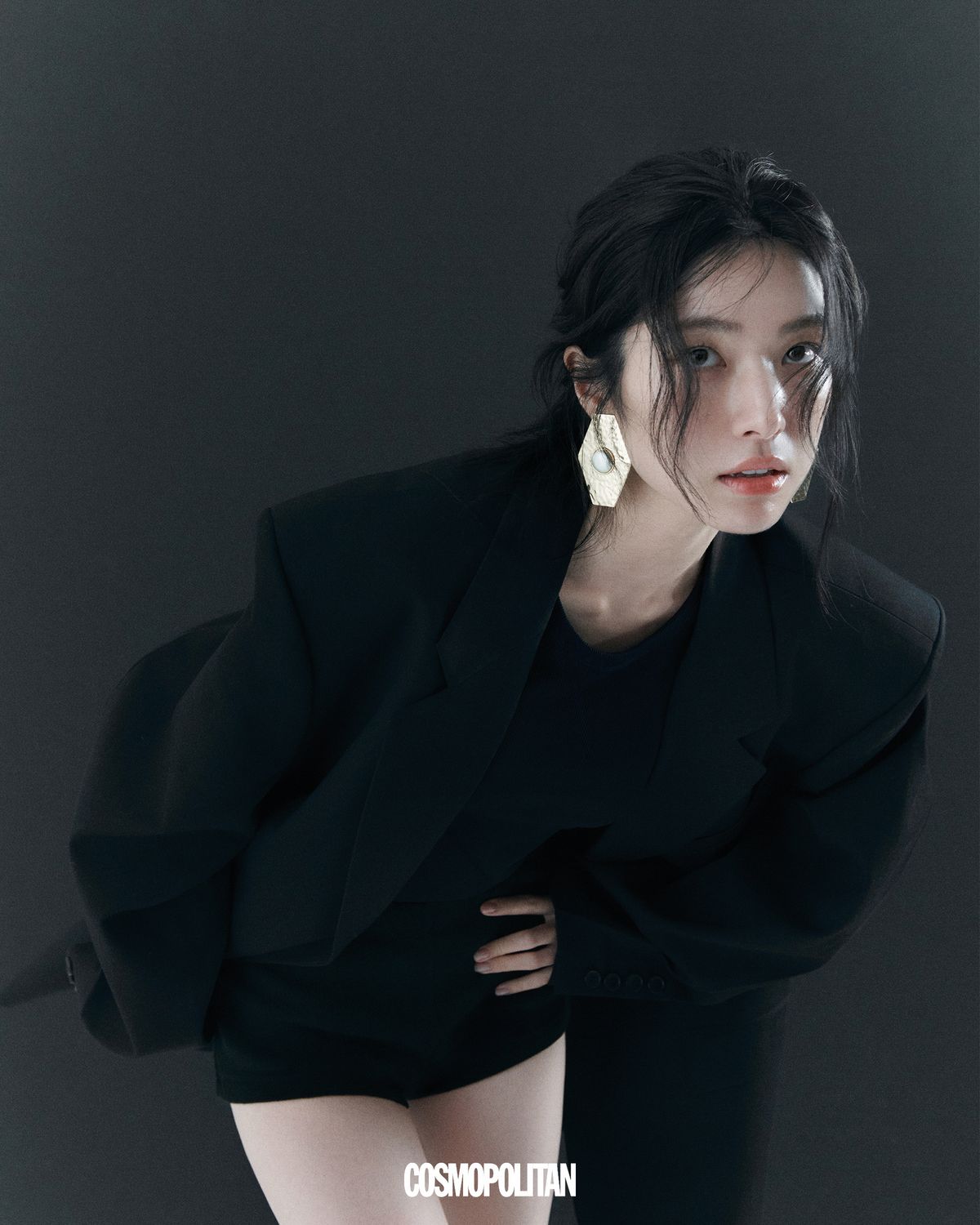 재킷 Recto. 쇼츠 Leha. 귀고리 Self-portrait. 이너 톱 스타일리스트 소장품.