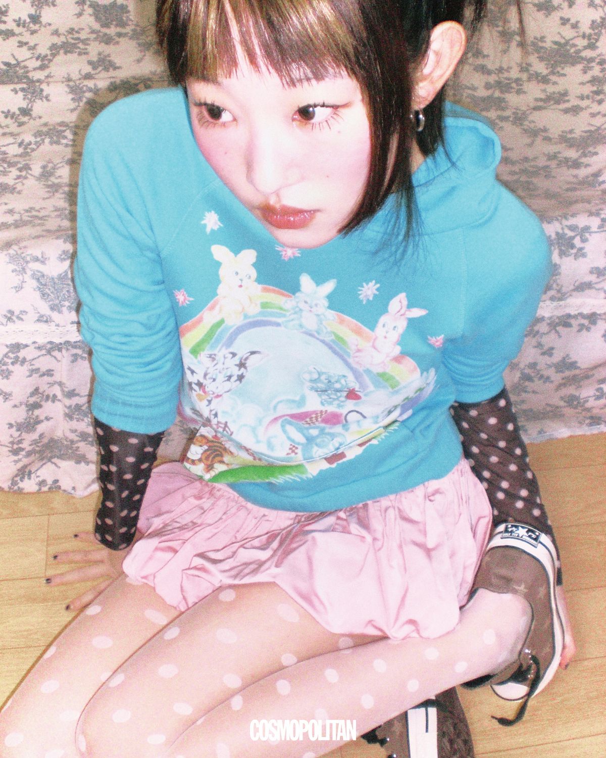 그래픽 후디, 벌룬 스커트 모두 가격미정 Kenzo. 도트 티셔츠 31만8천원 Ganni. 스니커즈 9만9천원 Converse. 스타킹, 귀고리 에디터 소장품. 