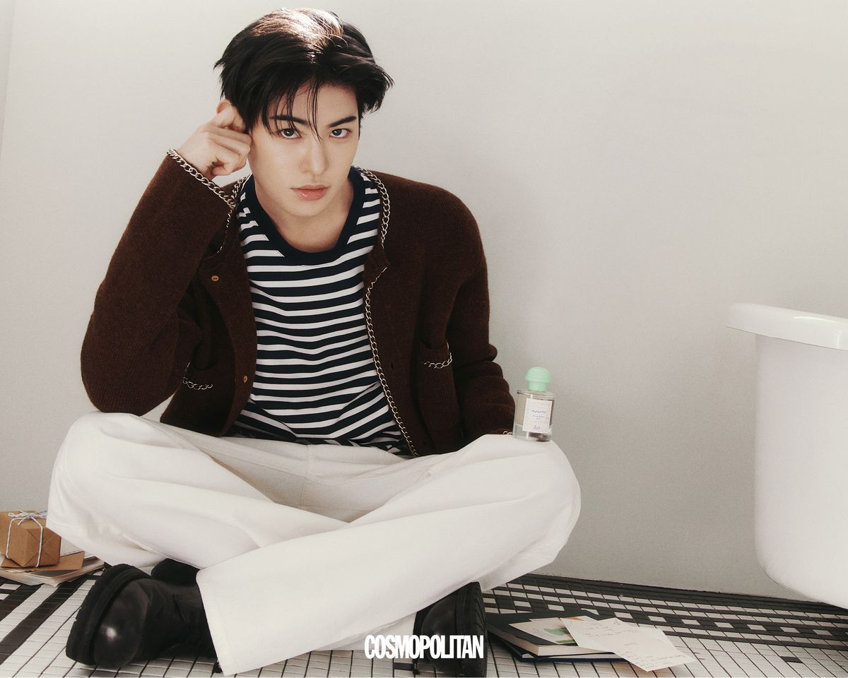 니트 재킷 Bed J.W. Ford by Mue. 티셔츠 Maison Kitsuné. 팬츠 JW Anderson. 워커 스타일리스트 소장품. 프롬 맨하튼 EDP 50ml 7만원대 Postes.