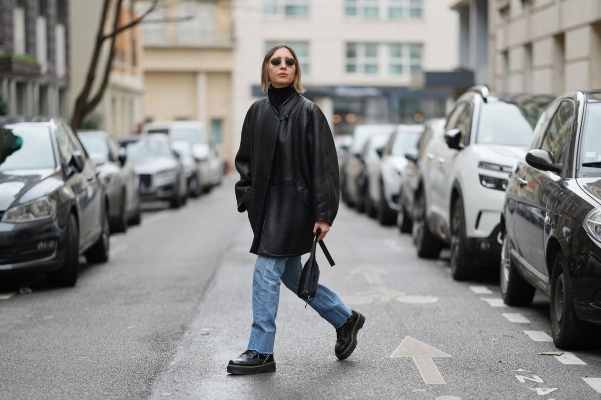 가죽 자켓과 청바지 스타일링 | Edward Berthelot//Getty Images