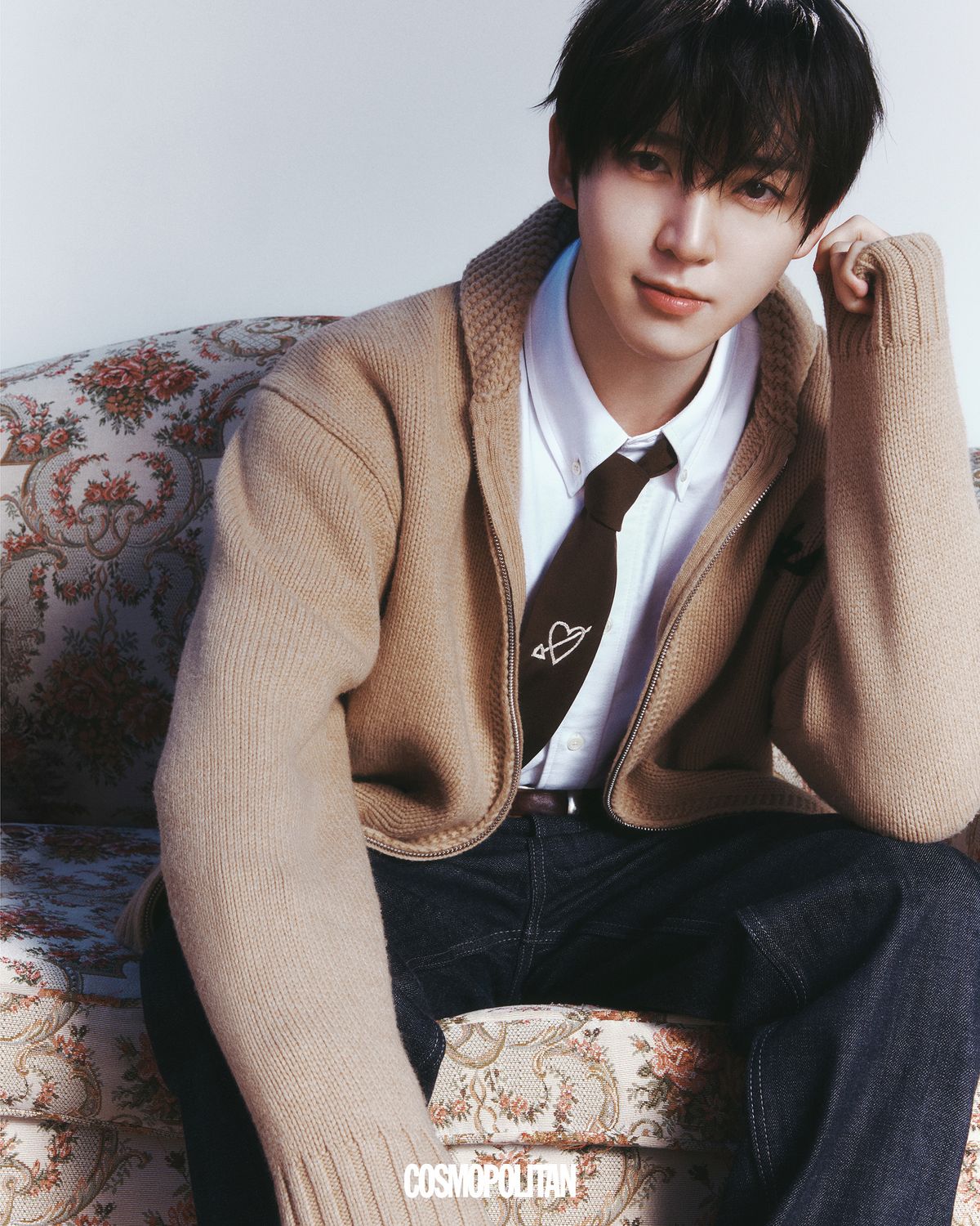 니트 카디건, 셔츠 모두 Kenzo. 타이, 데님 팬츠, 벨트, 슈즈 스타일리스트 소장품.