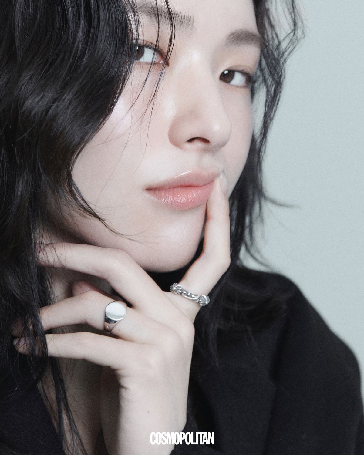 코트 Eenk. 검지 반지 Chrome Hearts. 약지 반지 Tom Wood.