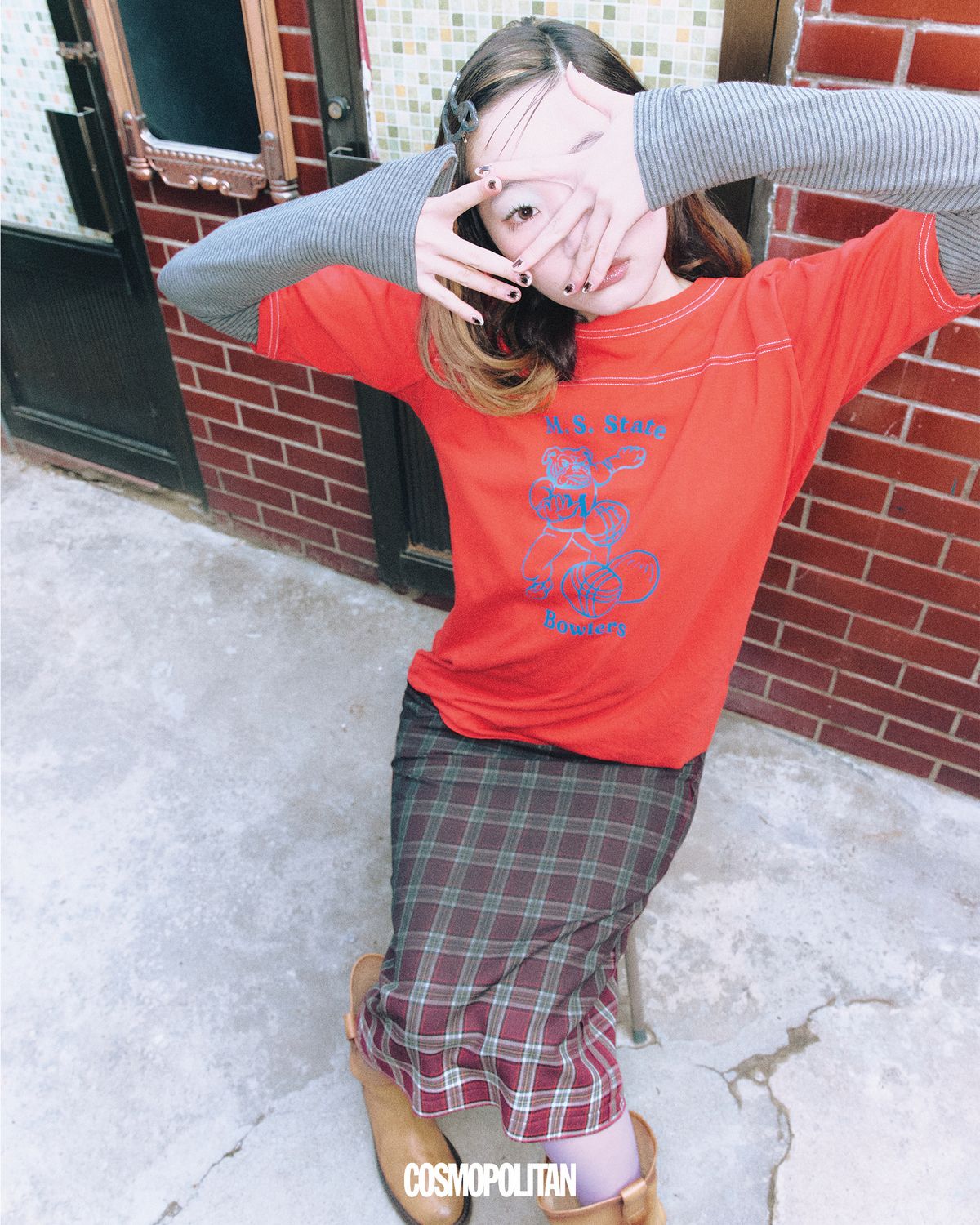 레드 티셔츠, 체크 스커트 모두 가격미정 Maison Margiela. 스트라이프 티셔츠 6만5천원 Sinoon. 강아지 헤어클립 73만원 Thom Browne. 부츠 가격미정 Miu Miu. 스타킹 에디터 소장품.