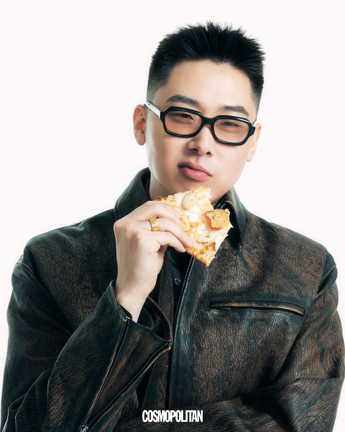 레더 재킷 Ferragamo. 선글라스 Effector. 반지 본인 소장품.