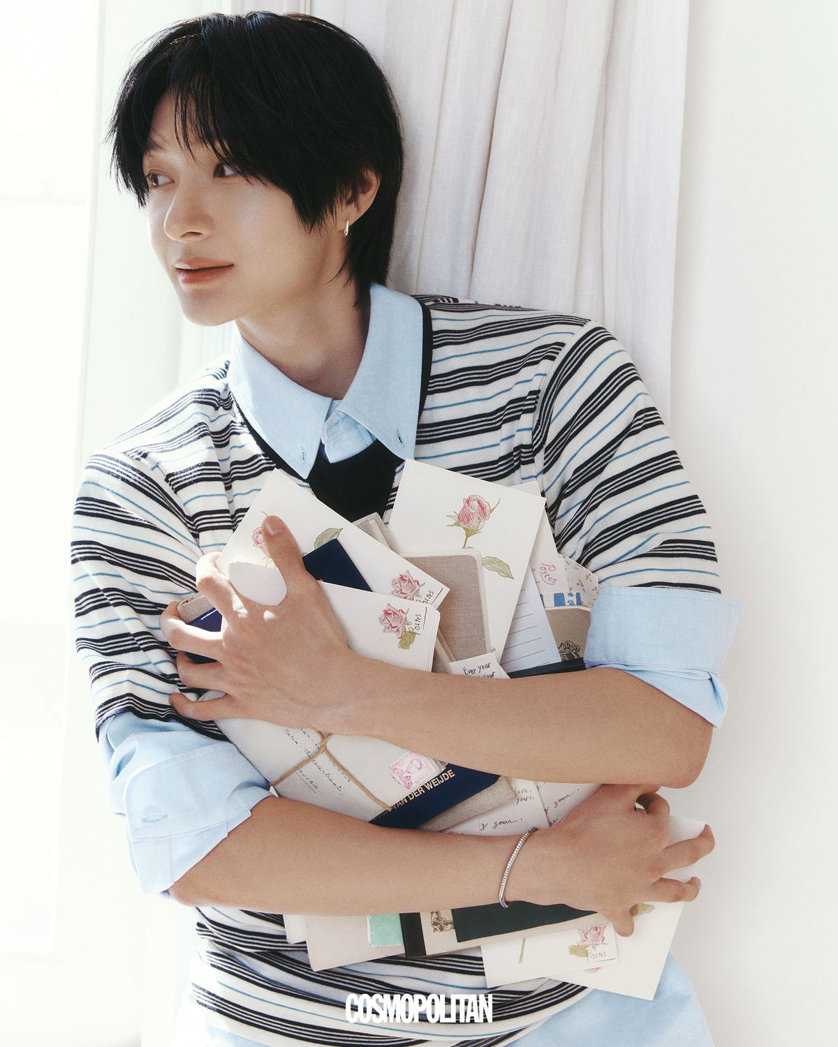 티셔츠 Wales Bonner by Boontheshop. 셔츠 Tonywack. 팔찌 Swarovski. 타이 스타일리스트 소장품. 