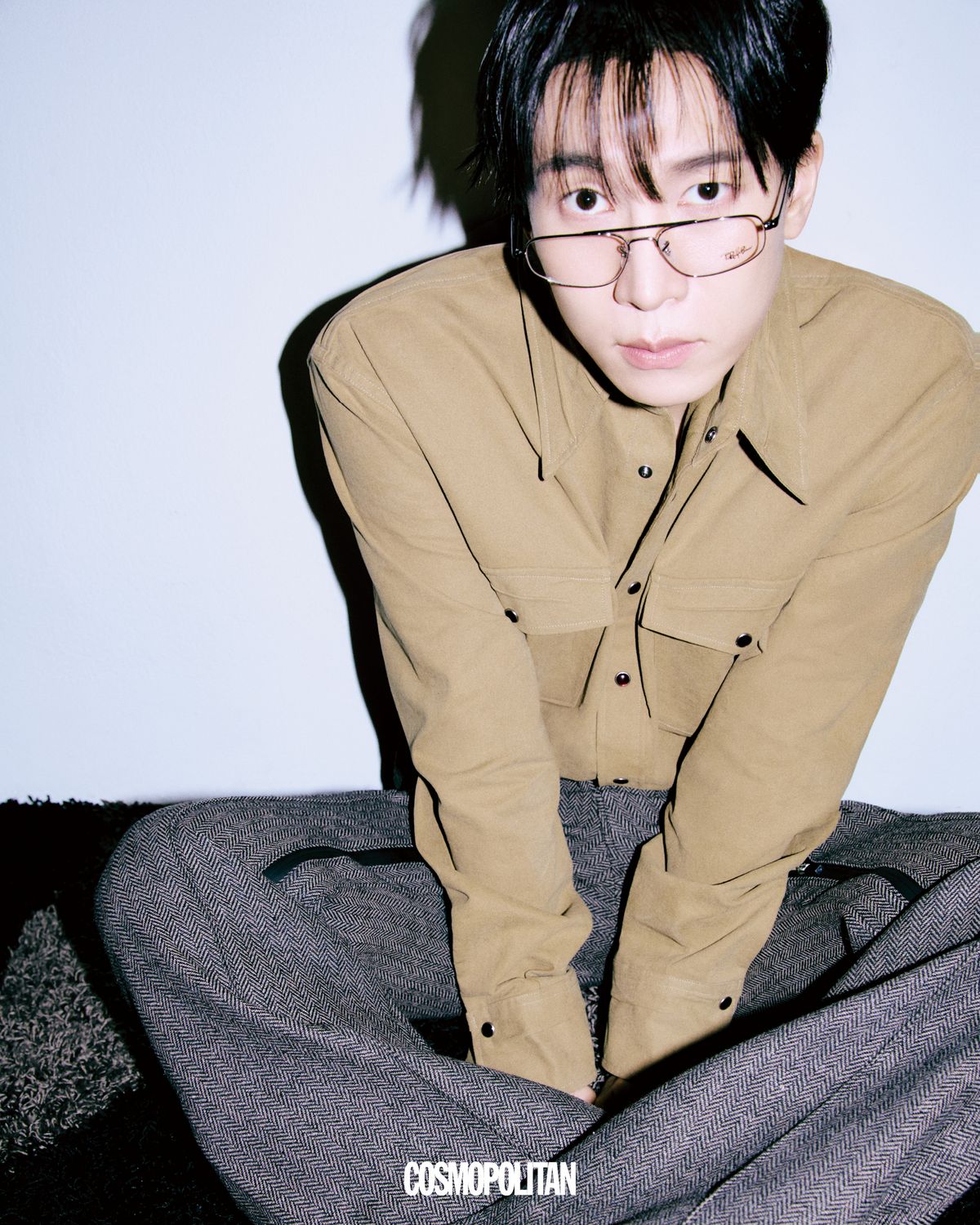 셔츠 Recto. 팬츠 Umamiism. 안경 Gentle Monster. 벨트, 반지, 앵클부츠 스타일리스트 소장품.