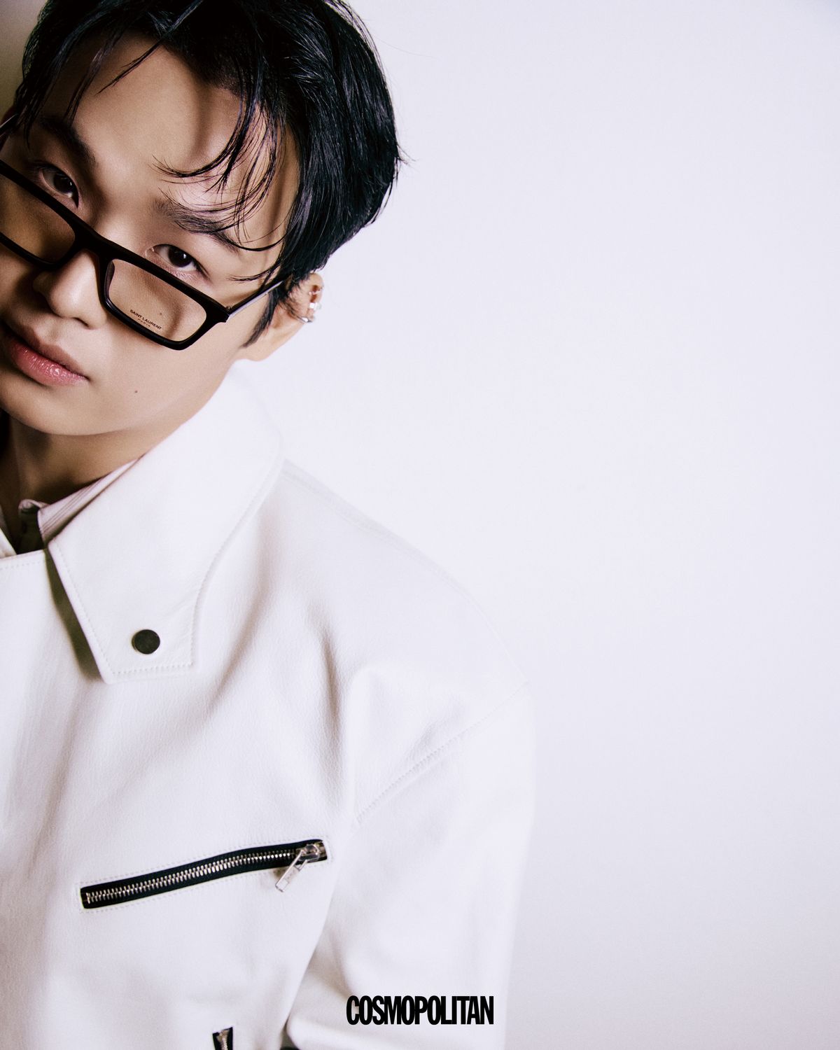 재킷 Neu_in. 안경 Saint Laurent by Anthony Vaccarello. 셔츠, 이어 커프, 반지 스타일리스트 소장품.