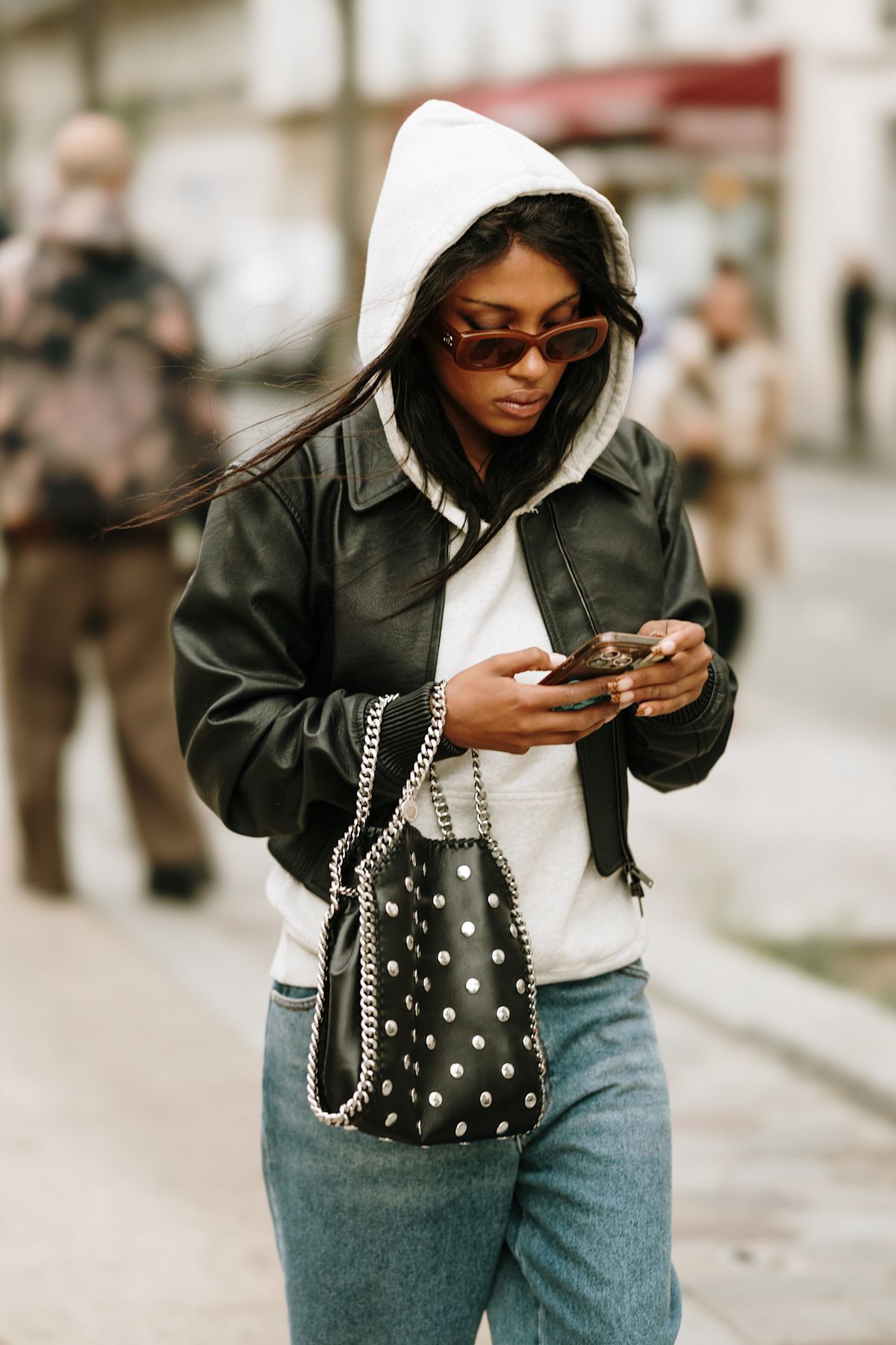 해외 스트릿 사진에서 찾은 후드티 패션. 사진 IMAXtree