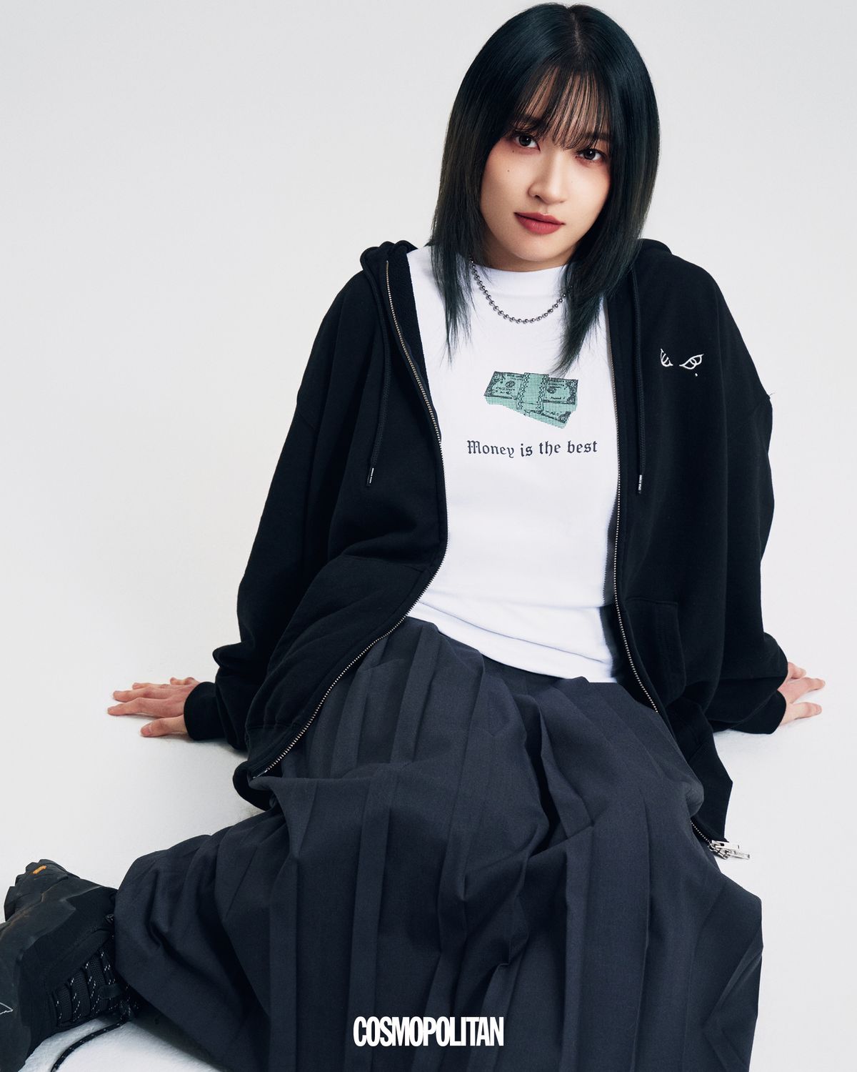 블랙 스웨트셔츠, ‘Money Is The Best’ 티셔츠 모두 Cosmopolitan x Kubin x CPGN Studio. 스커트, 슈즈, 목걸이 모두 스타일리스트 소장품.
