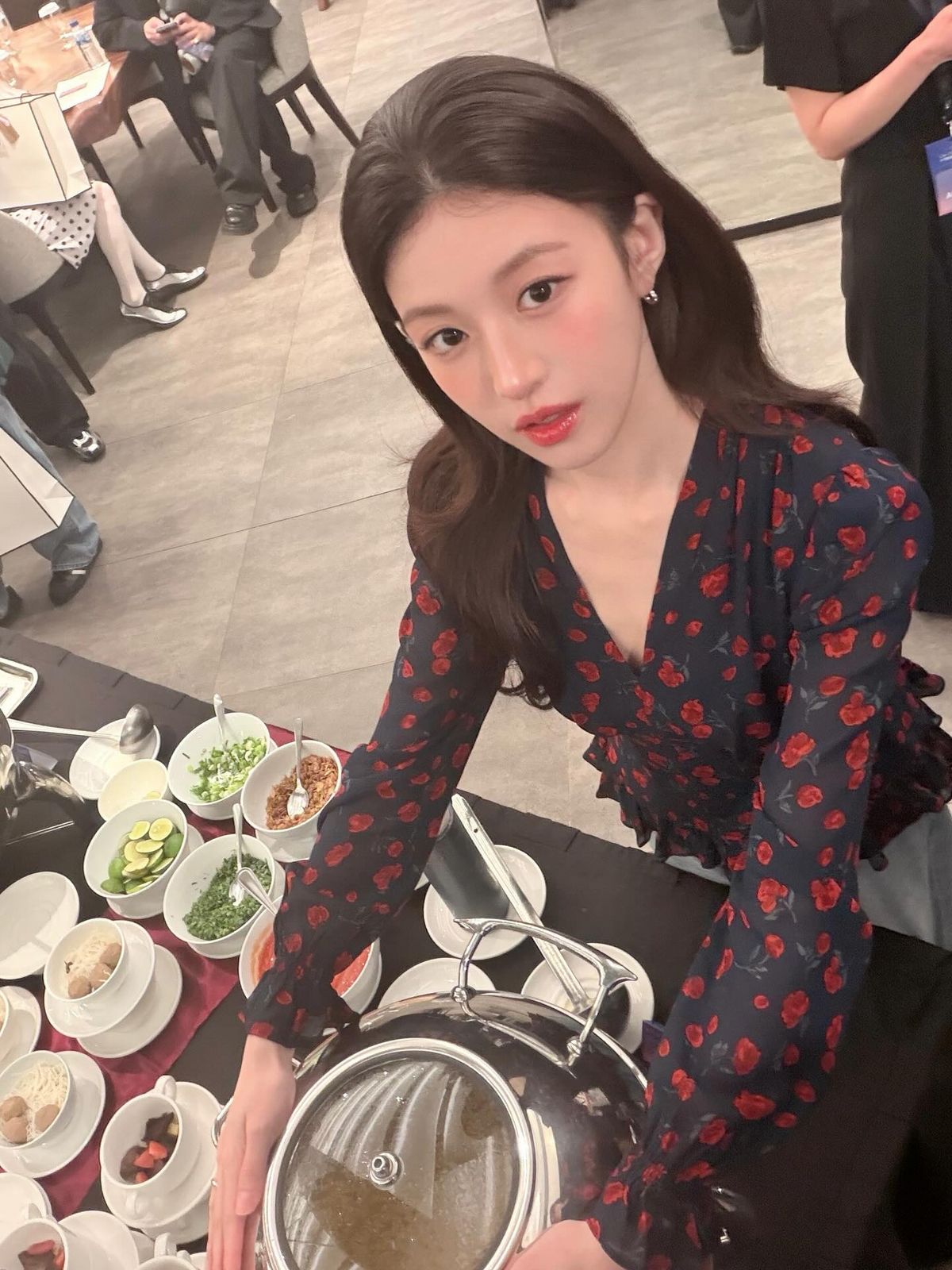 고윤정의 꽃 무늬 블라우스 코디. 인스타그램 @goyounjung