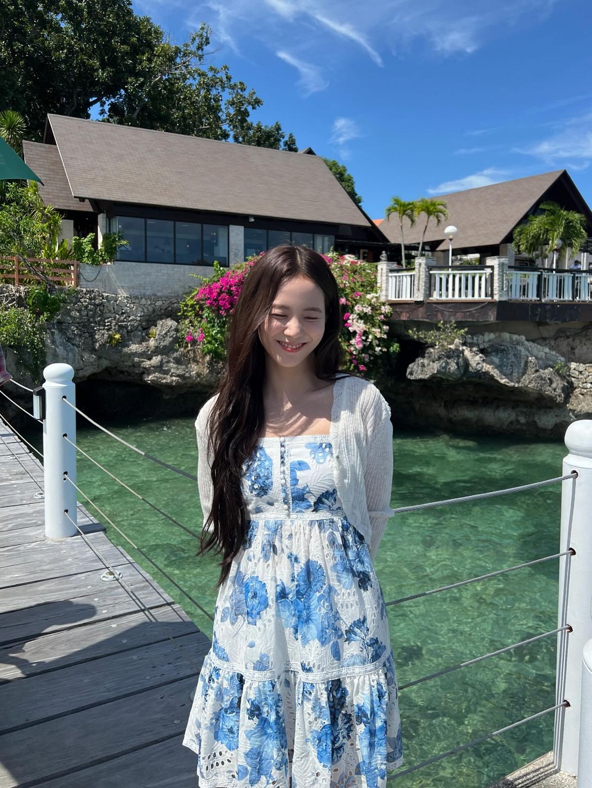 지수의 원피스 코디. 인스타그램 @sooyaaa__