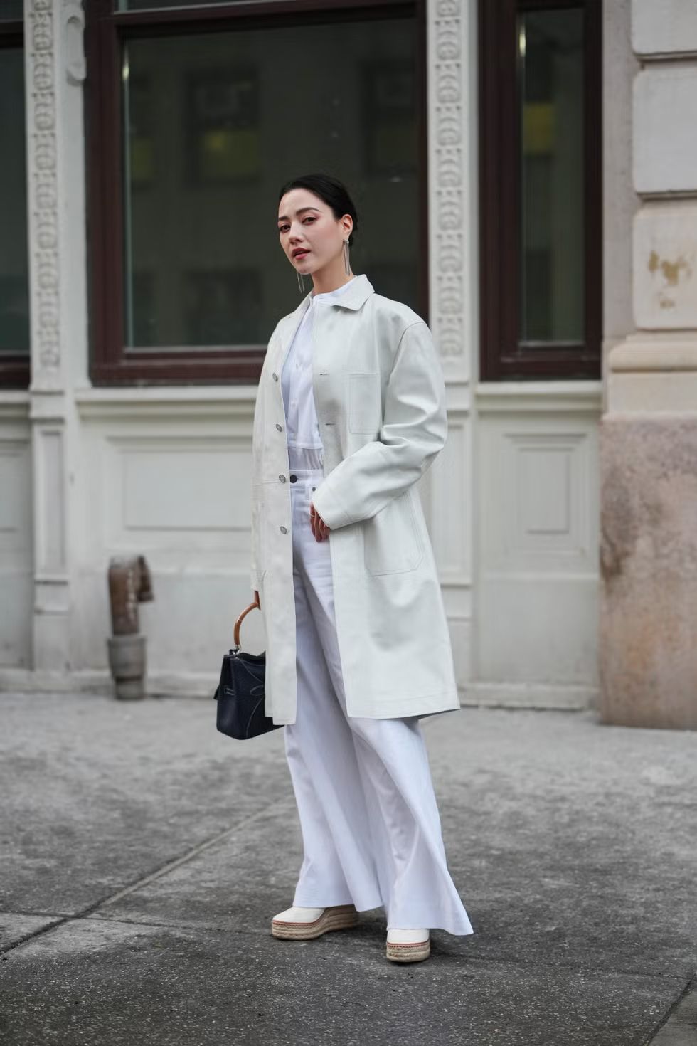 흰색 청바지 코디 | 사진 Edward Berthelot//Getty Images