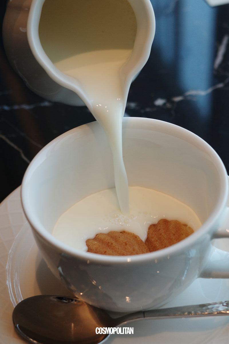 우유에 적셔 먹는 '우유 속 미니 마들렌'.