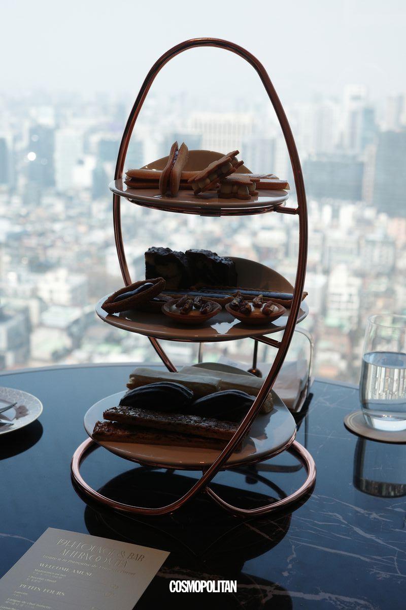 서울 도심의 뷰를 감상하며 즐기는 애프터눈 티 타임.