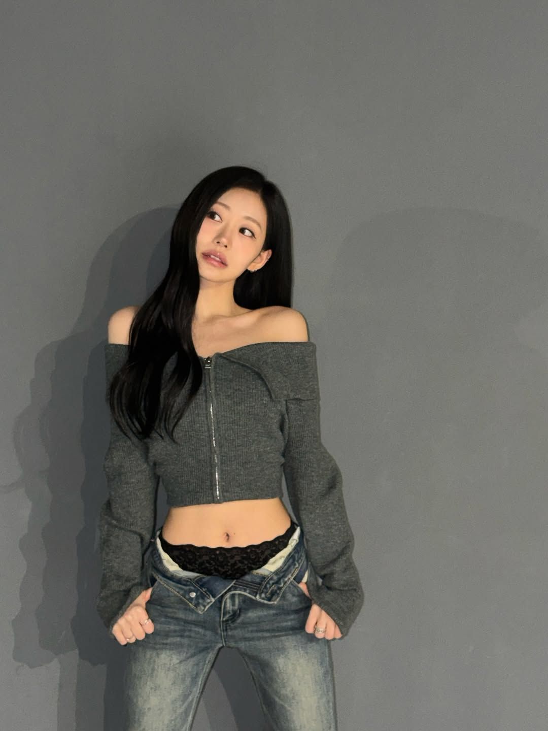 Y2K 스타일의 부츠컷 패션을 선보인 쥴리. 인스타그램 @kissoflife_s2