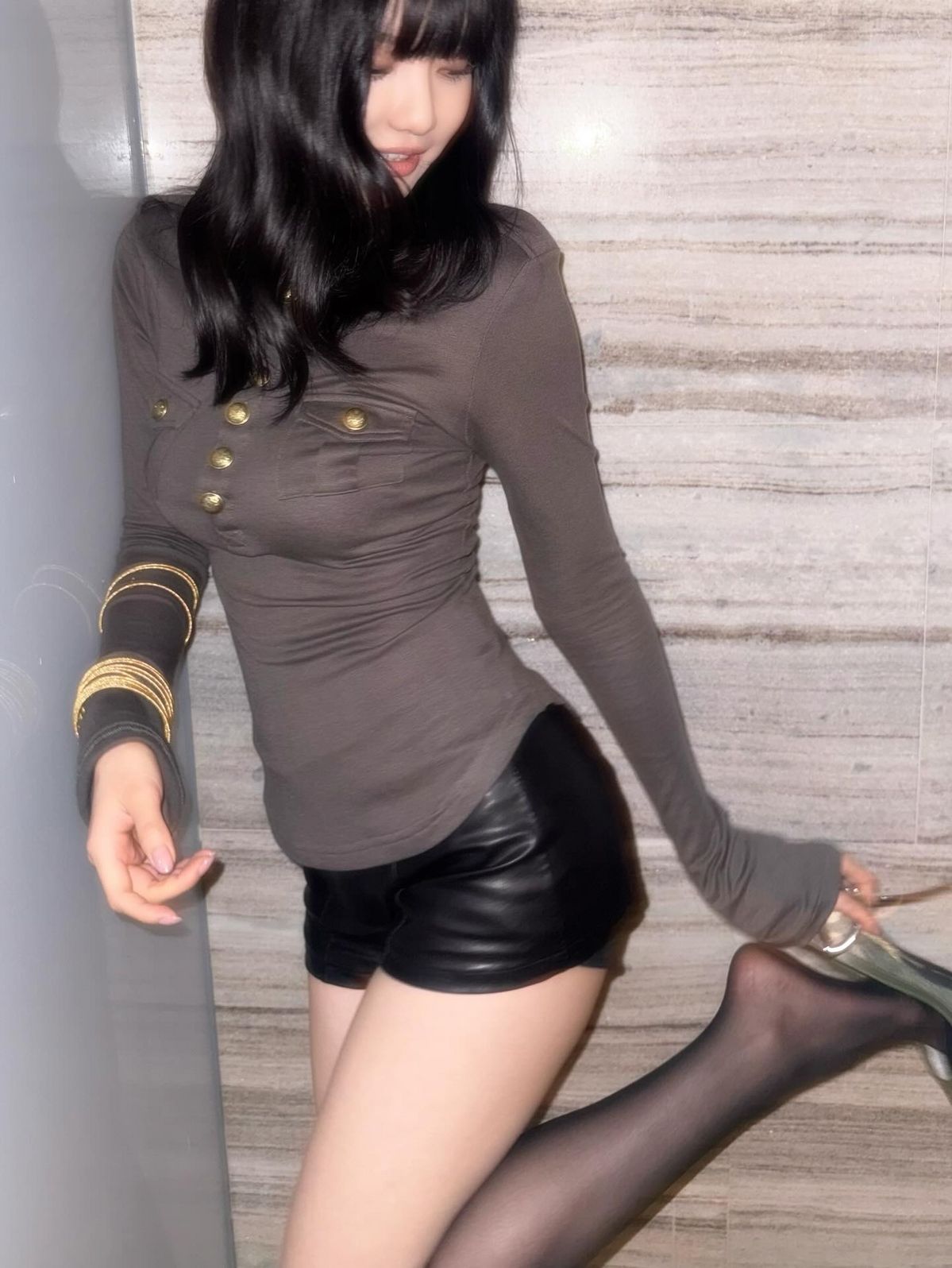 닝닝의 긴팔 티셔츠 코디. 인스타그램 @imnotningning