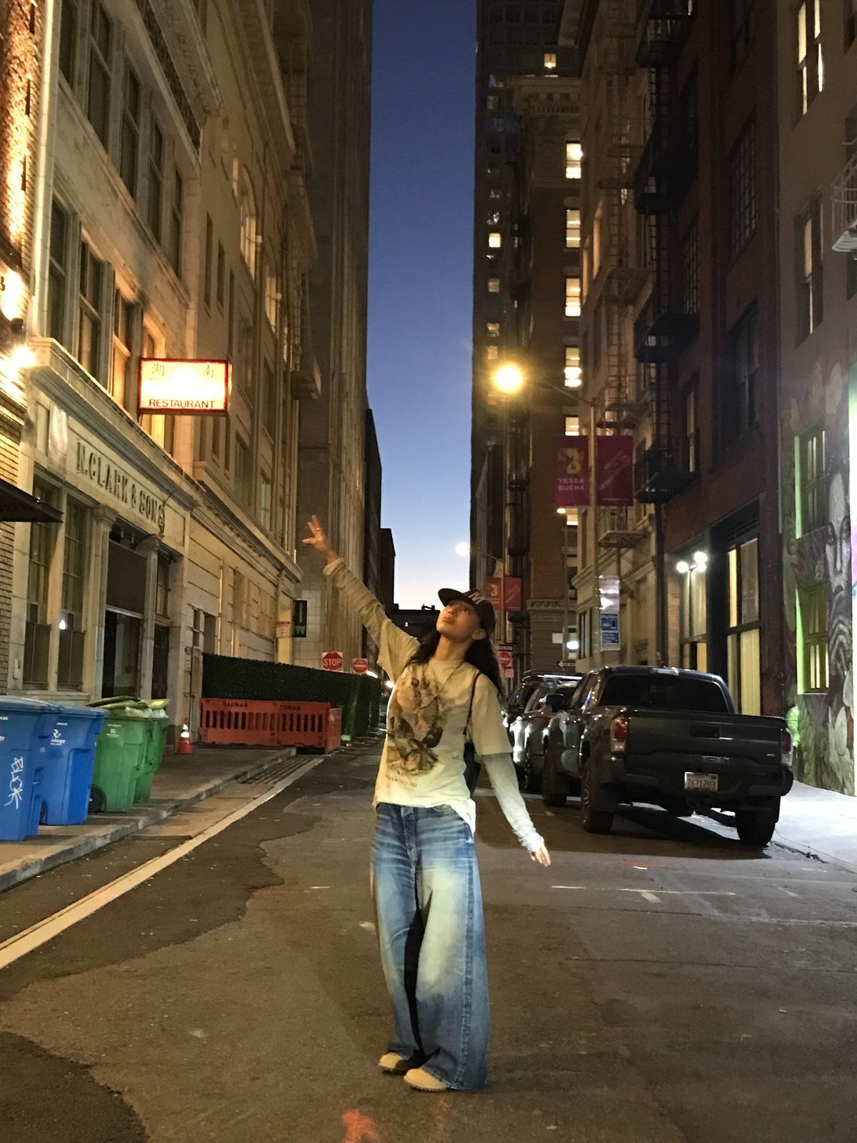 지효의 긴팔 티셔츠 코디. 인스타그램 @_zyozyo