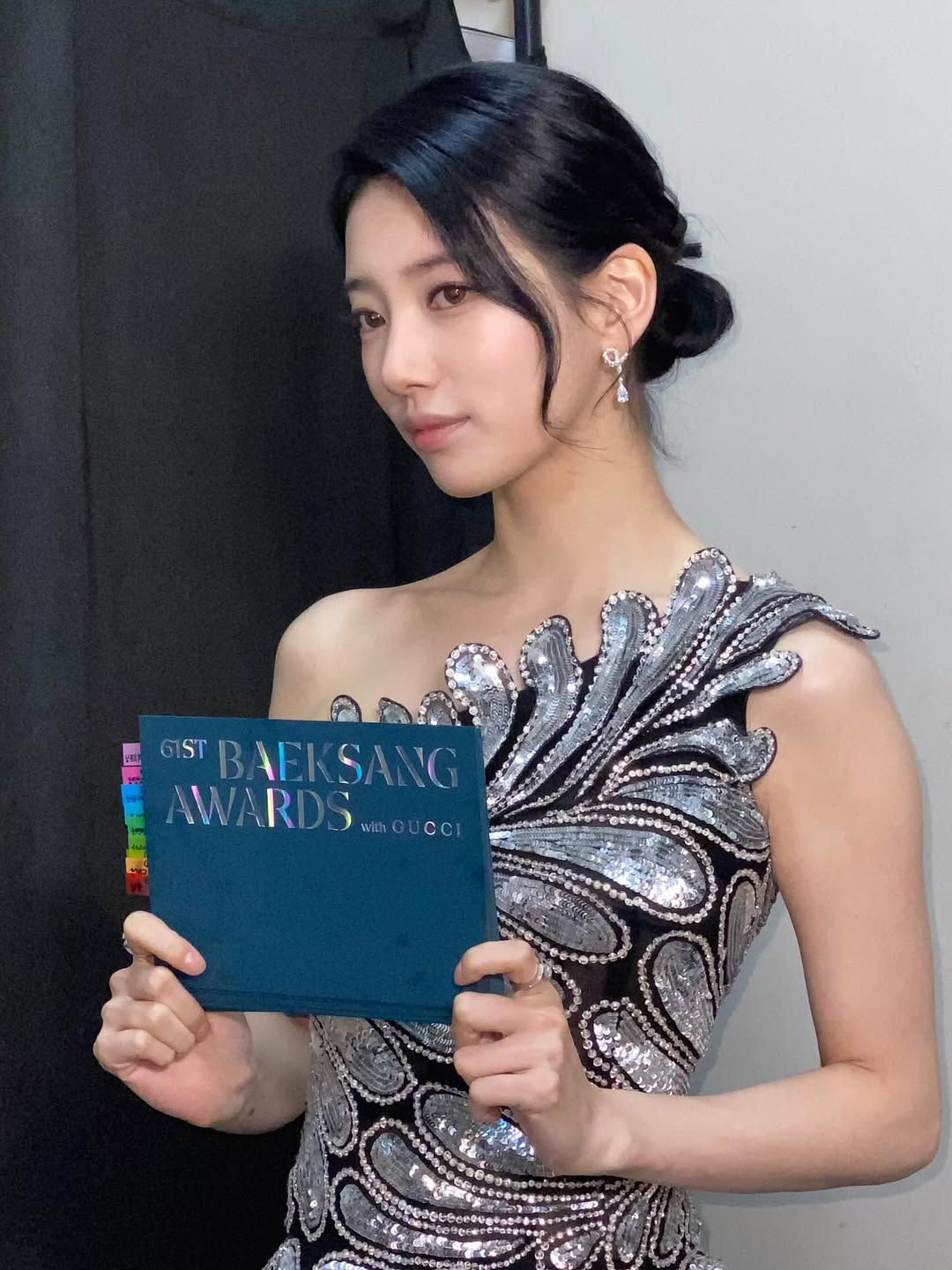 수지 | 인스타그램 @skuukzky