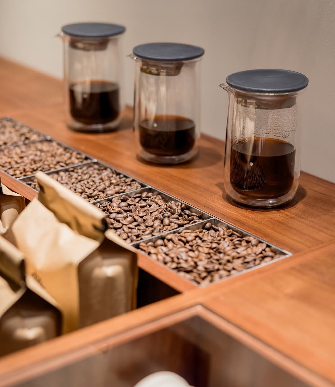  원두의 재배 과정부터 커피의 맛까지 큐레이션 해 하나의 커피 전시 같은 경험을 할 수 있는 블랙로드 커피 성수. 인스타그램 @black_road_seongsu