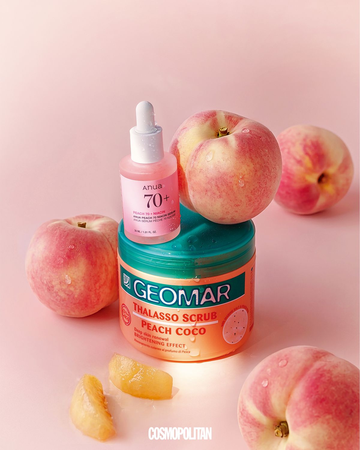 (위부터)복숭아 70 나이아신 세럼 2만7천원 Anua 복숭아 추출물 70%와 나이아신아마이드 5%가 함유된 미백 세럼. 멜라닌 색소 이동을 억제하고 피부 표피에 침착되는 것을 방지해 피부 톤을 밝고 화사하게 만들어준다. 세럼 제품이라 건조한 피부를 위한 수분 충전용으로도 제격. 피치코코 바디스크럽 3만5천원 Geomar 복숭아씨 가루와 AHA 성분이 각질과 노폐물을 효과적으로 제거해 매끈한 피부 결과 맑은 피부 톤으로 가꿔주는 보디 스크럽. 유럽의 특별한 향기 공법으로 담아낸 달콤하고 상큼한 복숭아 향이 하루의 피로도 말끔히 씻어준다.