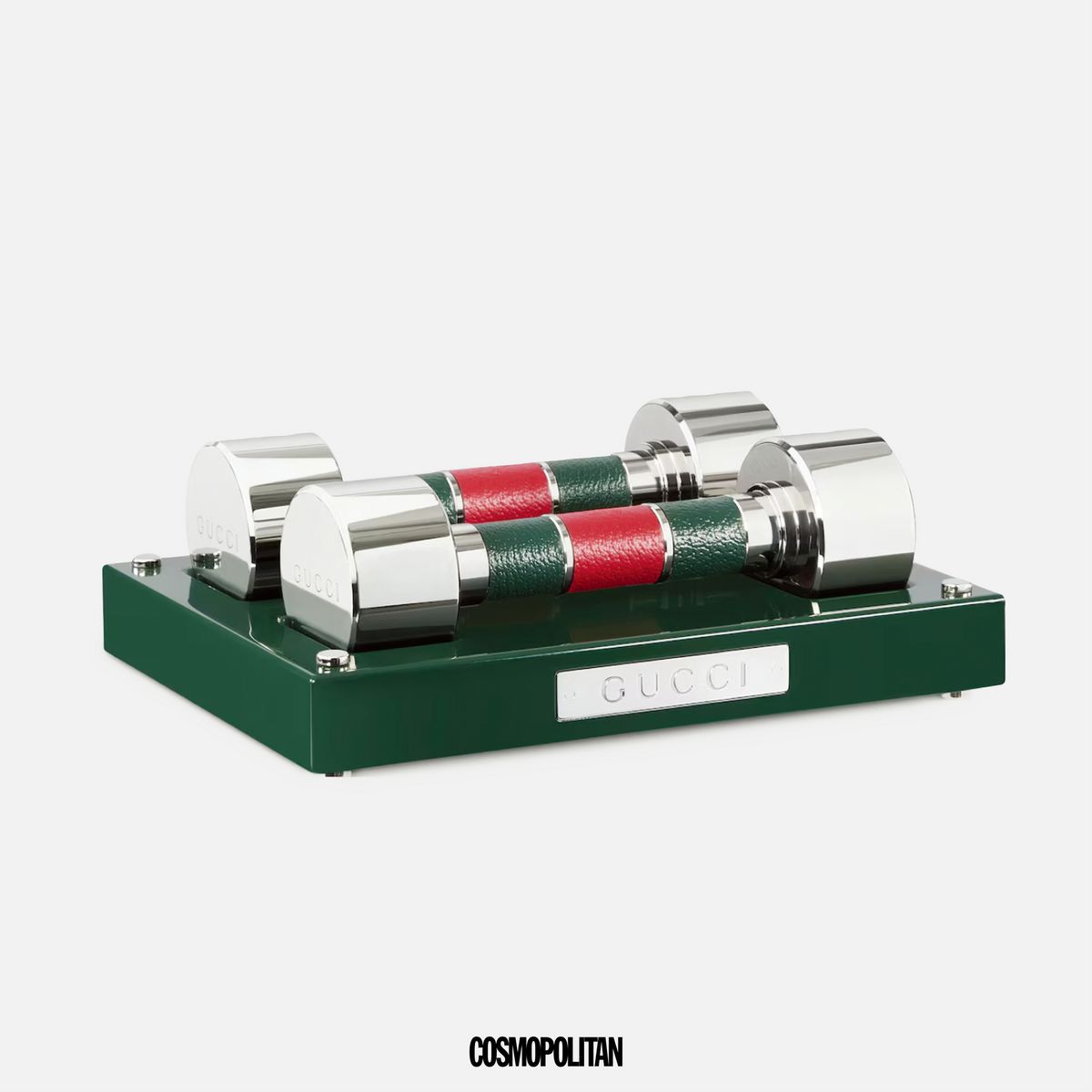 하우스의 시그너처 컬러인 레드와 그린을 더한 스테인리스스틸 덤벨 세트 3백40만원 Gucci. 