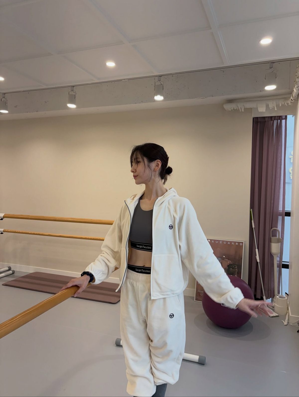 박지현 운동복 | 인스타그램 @voyavivirel