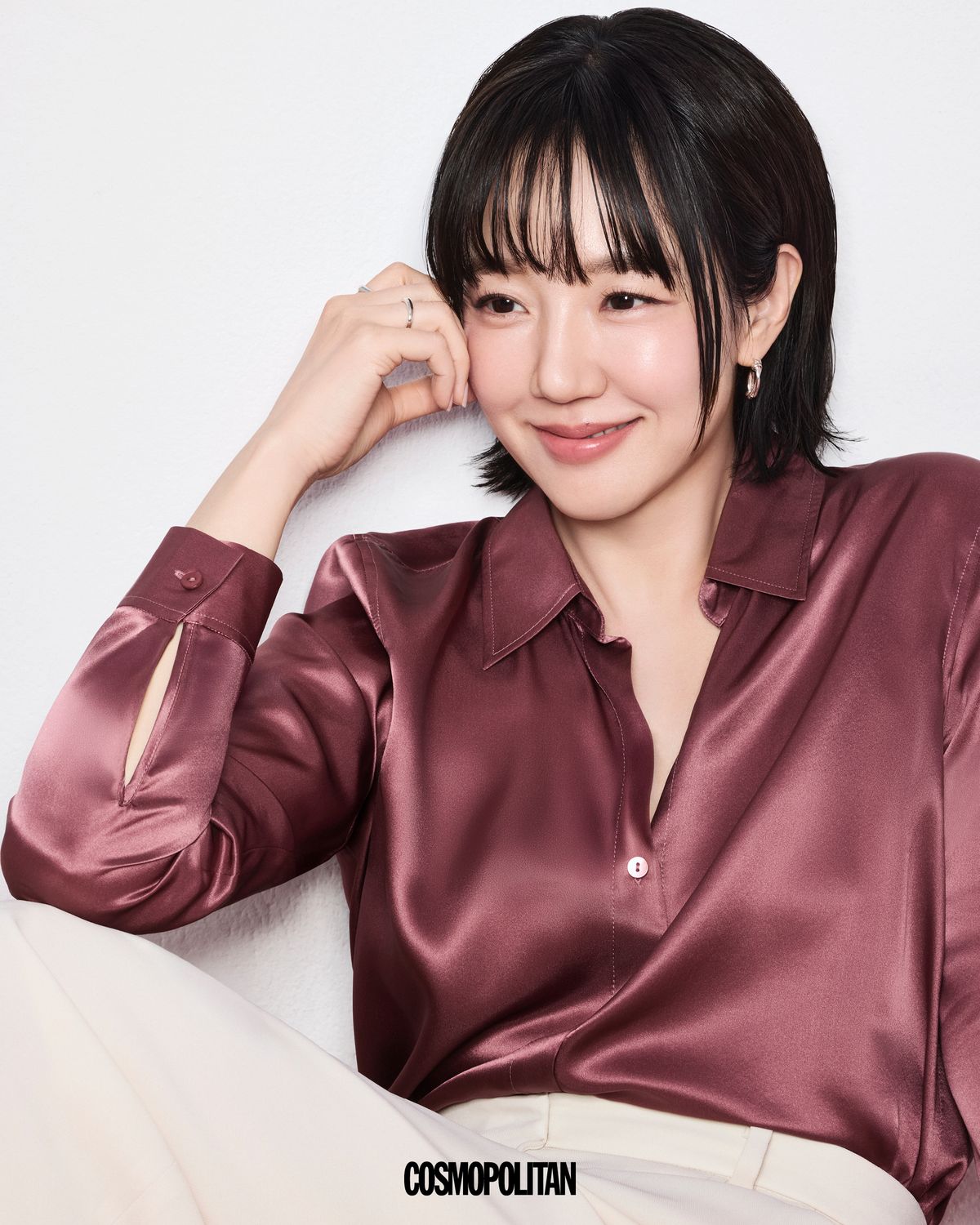 그녀의 환한 웃음과 건강하게 빛나는 피부가 자연스럽게 어우러진다. 디클래시 CaHA가 만들어내는 섬세한 변화는 임수정의 피부 위에서 더욱 감각적으로 드러난다. 실크 셔츠 L'agence. 이어링과 레이어링 된 링 모두 Flit. 아이보리 팬츠 스타일리스트 소장품.