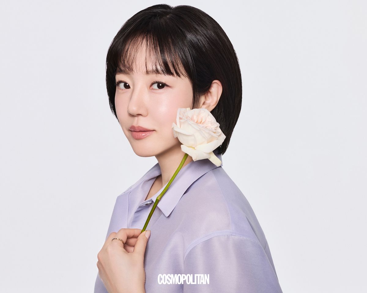 한 올 한 올의 꽃잎이 촘촘히 쌓여 한 송이의 만개한 꽃을 이루듯, 겹겹이 쌓인 칼슘 입자가 피부 속 볼륨을 섬세하게 채우는 디클래시 CaHA와 함께 아름답게 피어난 임수정의 피부. 퍼플 셔츠 Le17septembre. 링 En Ce Moment.