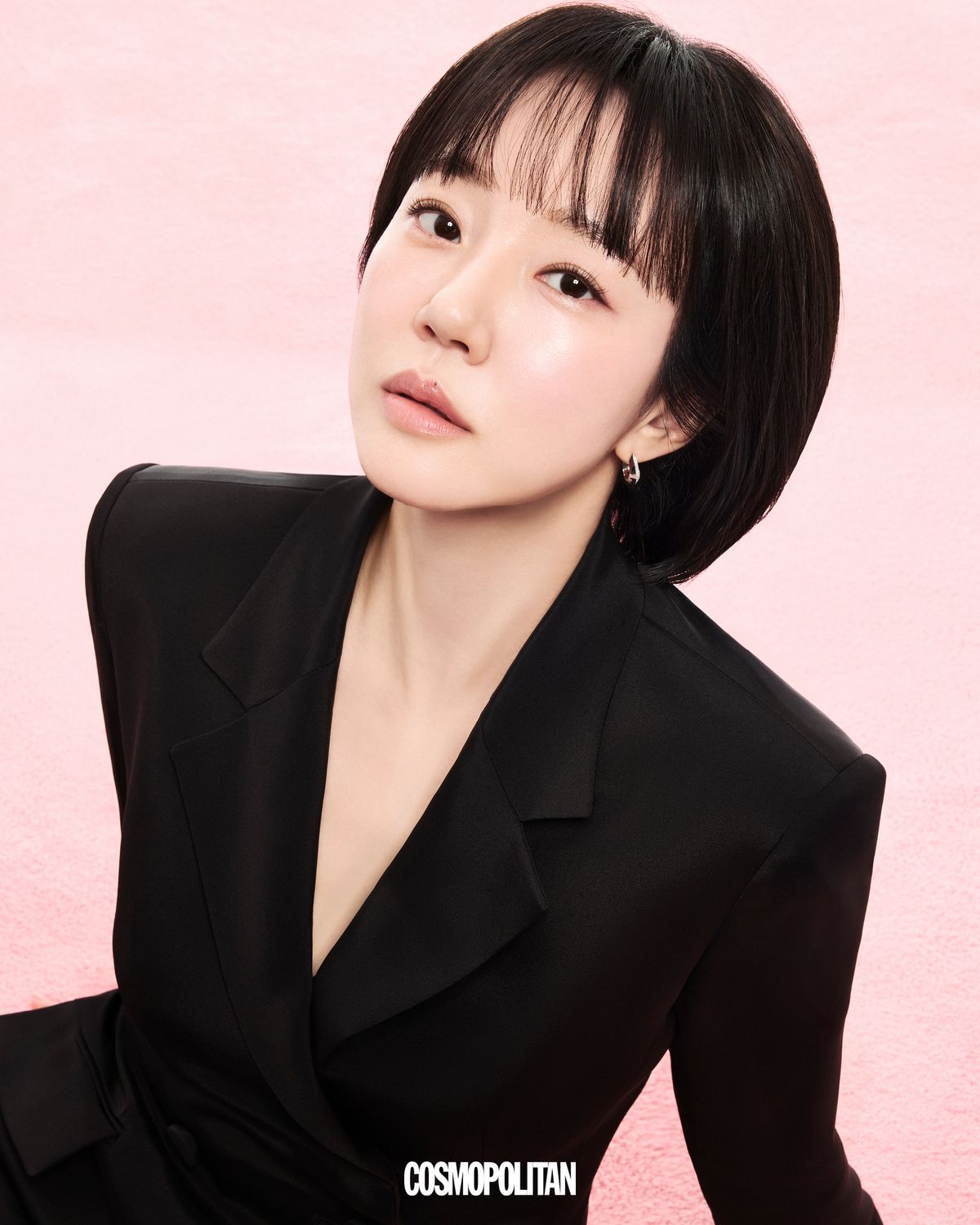 다양한 앵글 안에서 당당하고 자연스러운 아름다움을 오롯이 드러낸 그녀. 테일러드 재킷과 팬츠 모두 Avouavou. 이어링과 링 모두 Hyères Lor. 슈즈 스타일리스트 소장품.