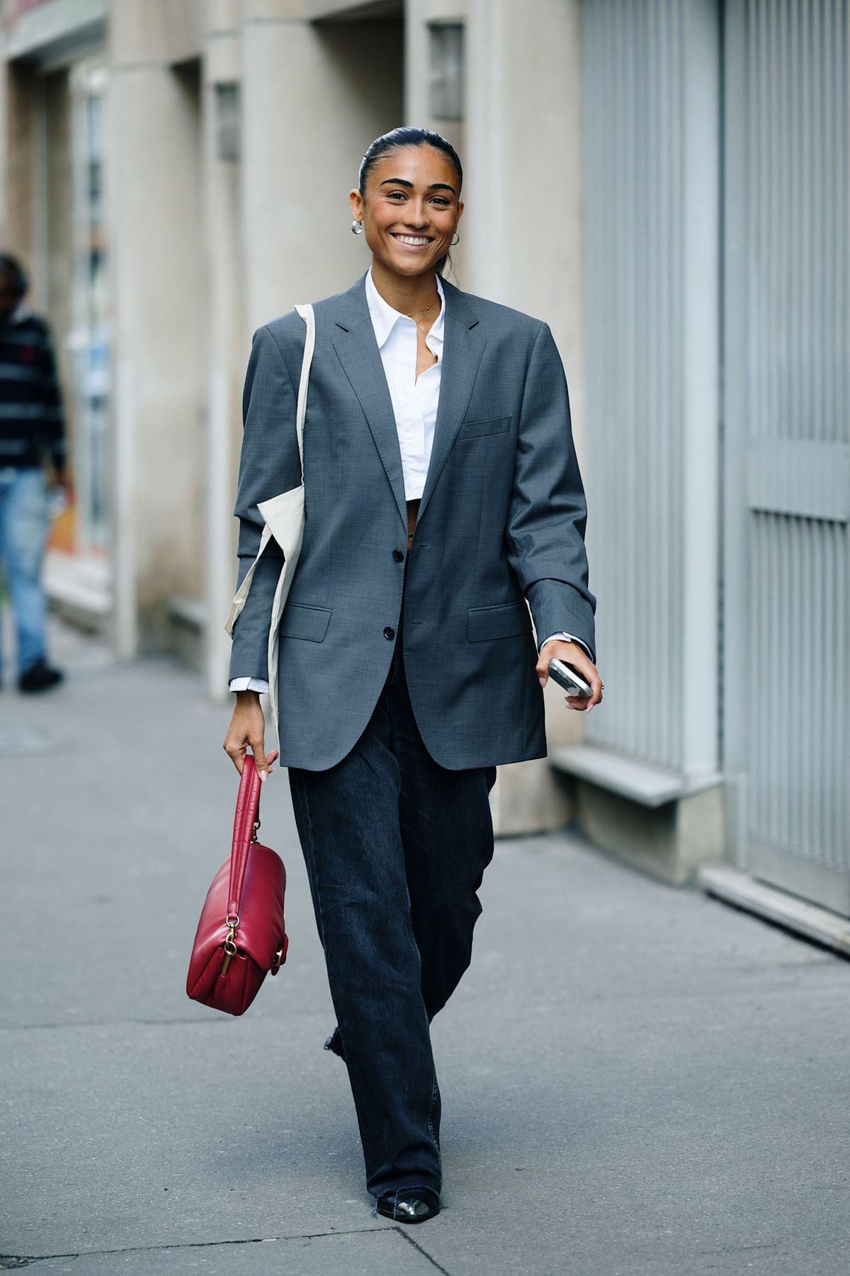 봄 코디는 자켓 하나면 충분합니다. 무채색 자켓 코디를 보여준 해외 스트릿. 사진 아이맥스트리.