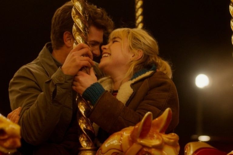 익숙한 연애 패턴에서 벗어나는 법, 영화 ‘We live in time’ 스틸컷