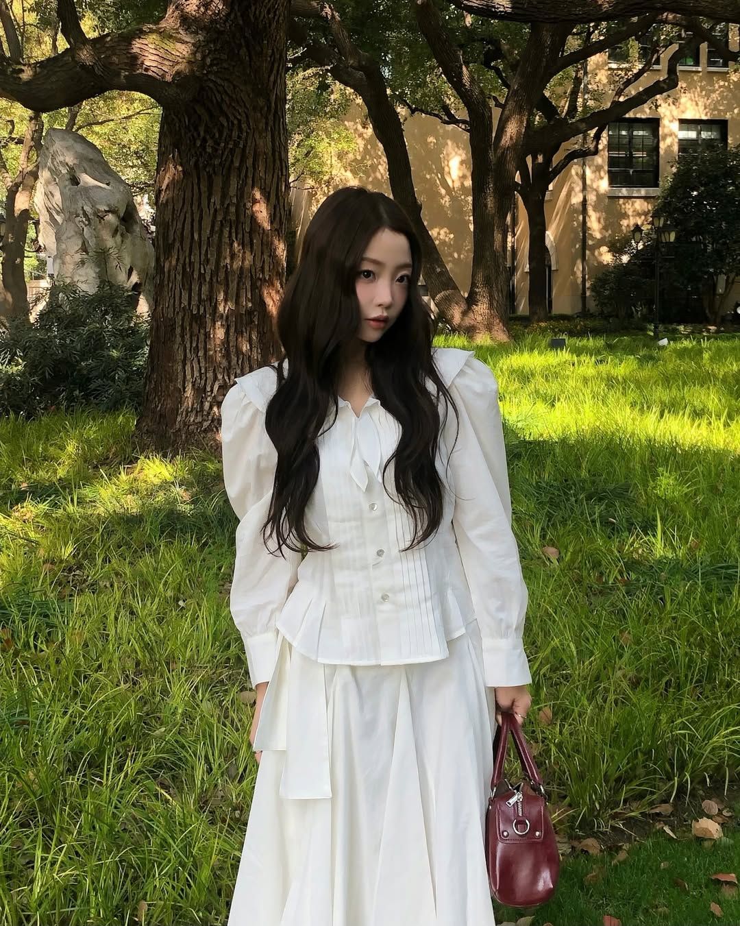 곽민경 로맨틱 블라우스 패션. 인스타그램 @m.inngu