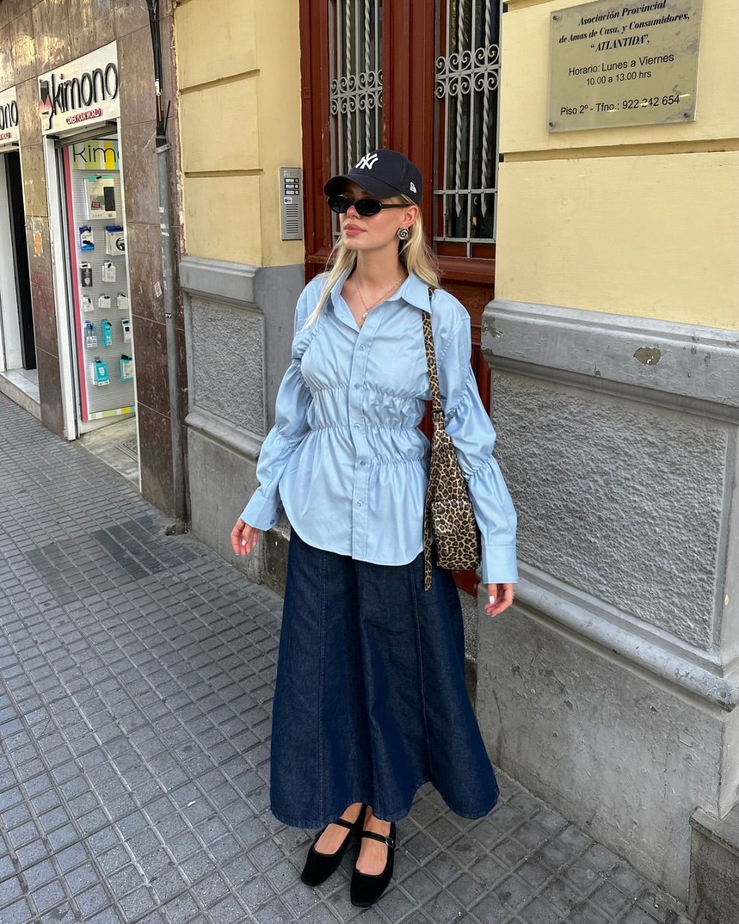 아이시 블루 셔츠를 입은 패션 인플루언서 린다 슐츠 @linda.sza