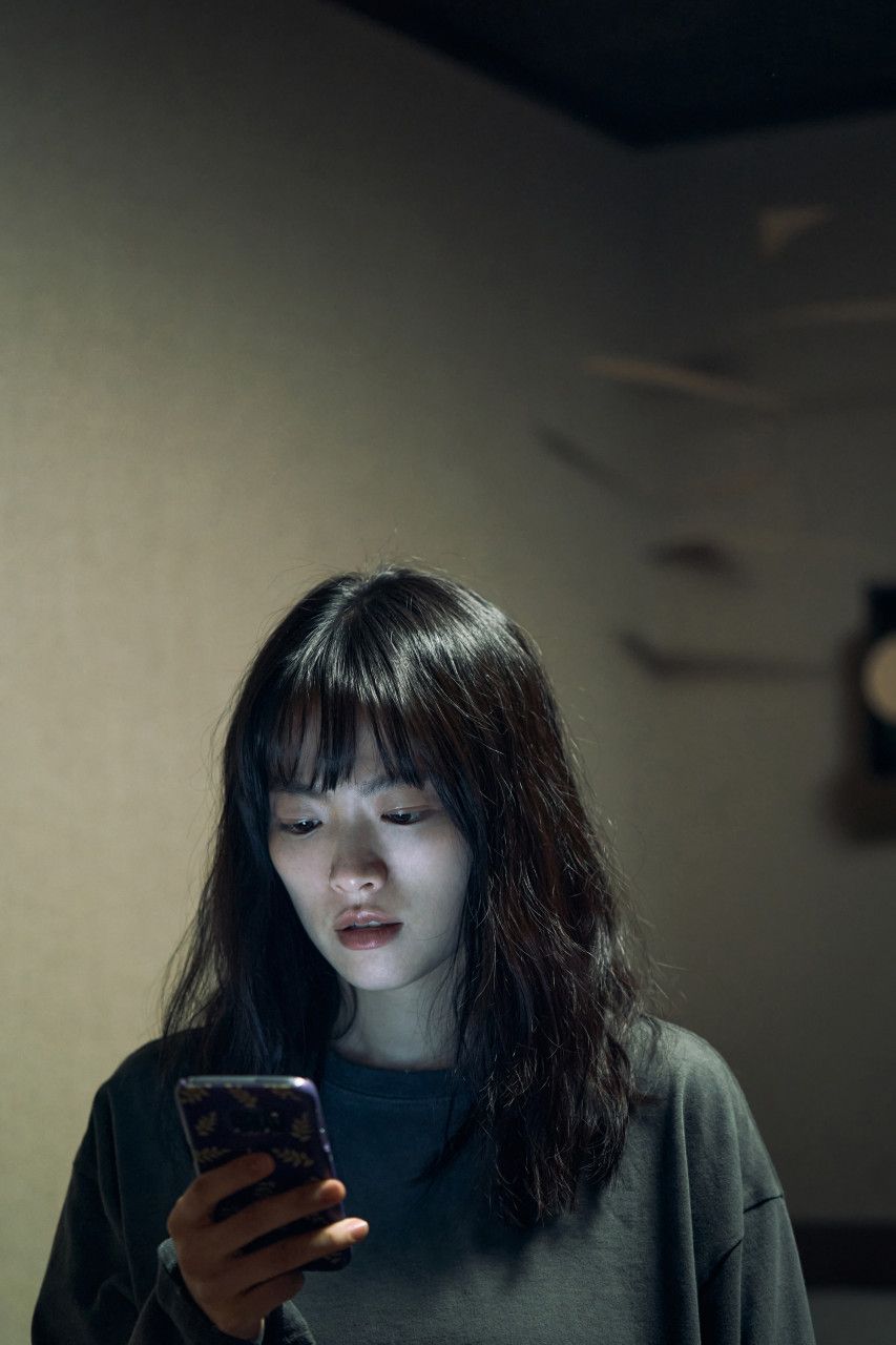 ‘스마트폰을 떨어뜨렸을 뿐인데’ 스틸컷. 네이버 영화 ‘스마트폰을 떨어뜨렸을 뿐인데’(2023)